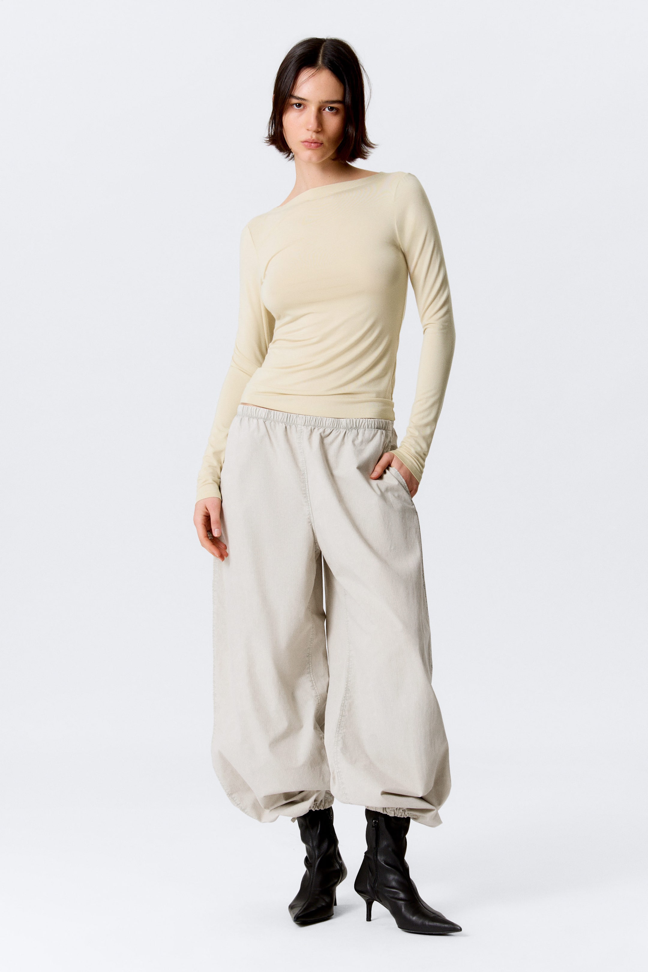 Helles Staubbeige - Schmal geschnittenes Langarmtop mit offenem Rücken - 2