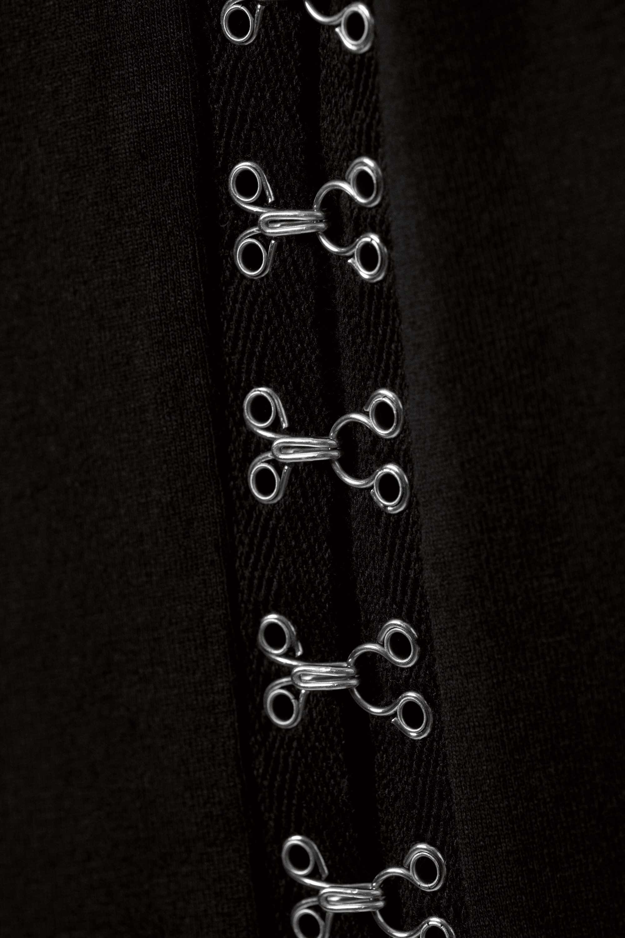 Zwart - Nauwsluitende tanktop met haak-en-oogsluiting - 4