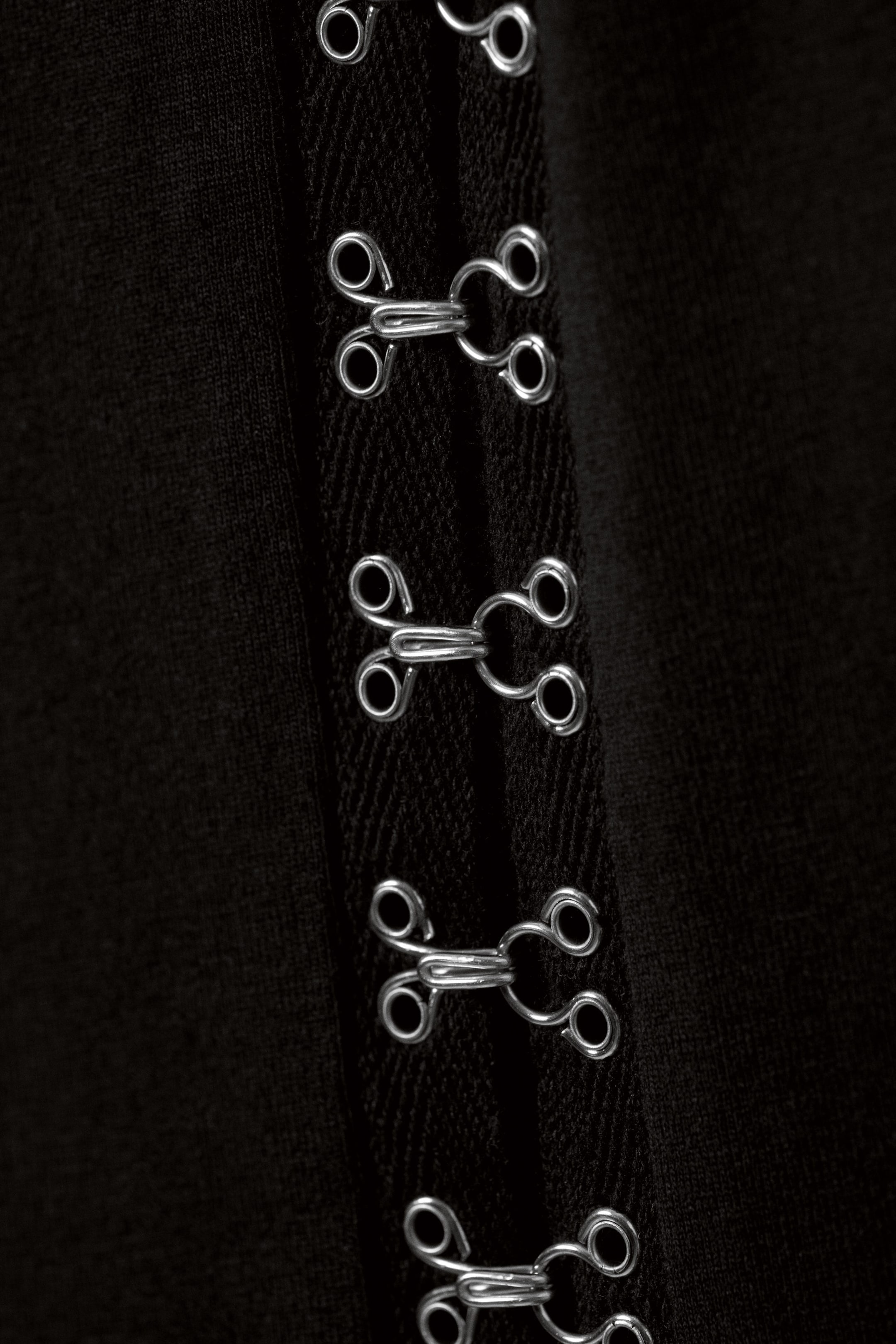 Schwarz - Eng anliegendes Trägertop mit Haken und Ösen - 4