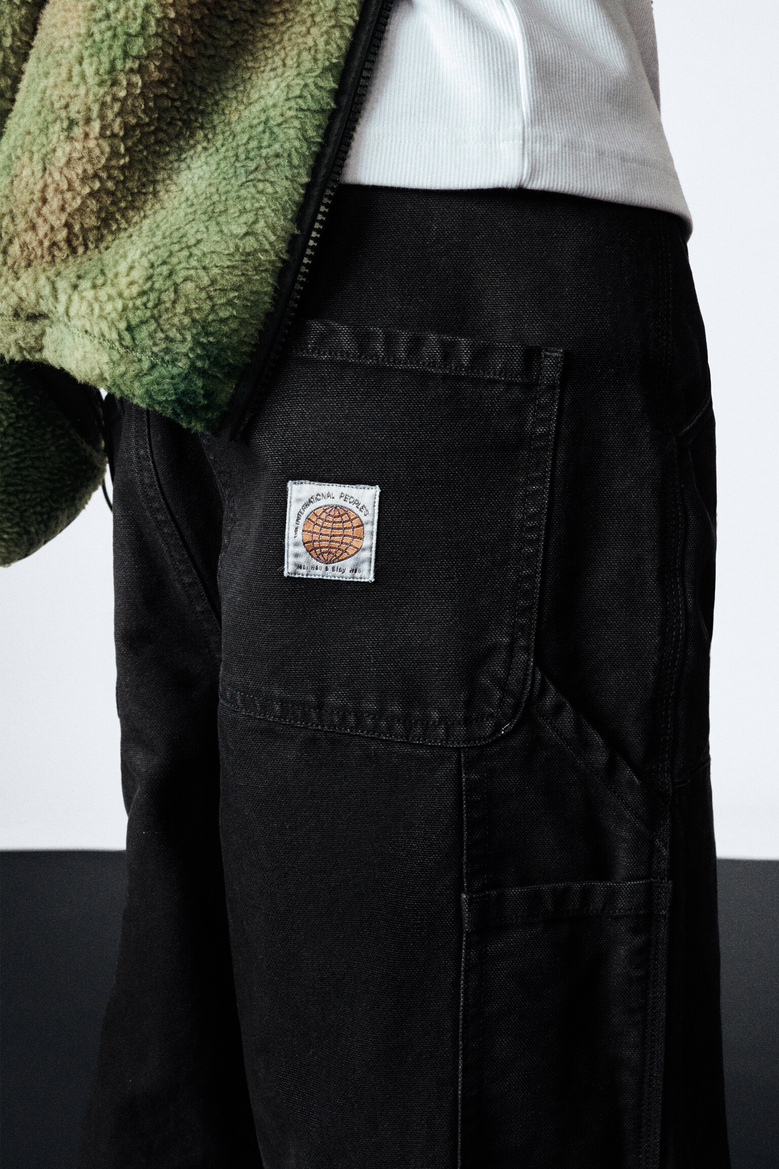 Weit geschnittene Workwear-Hose mit niedrigem Bund - Schwarz/Verwaschenes Grün - 4