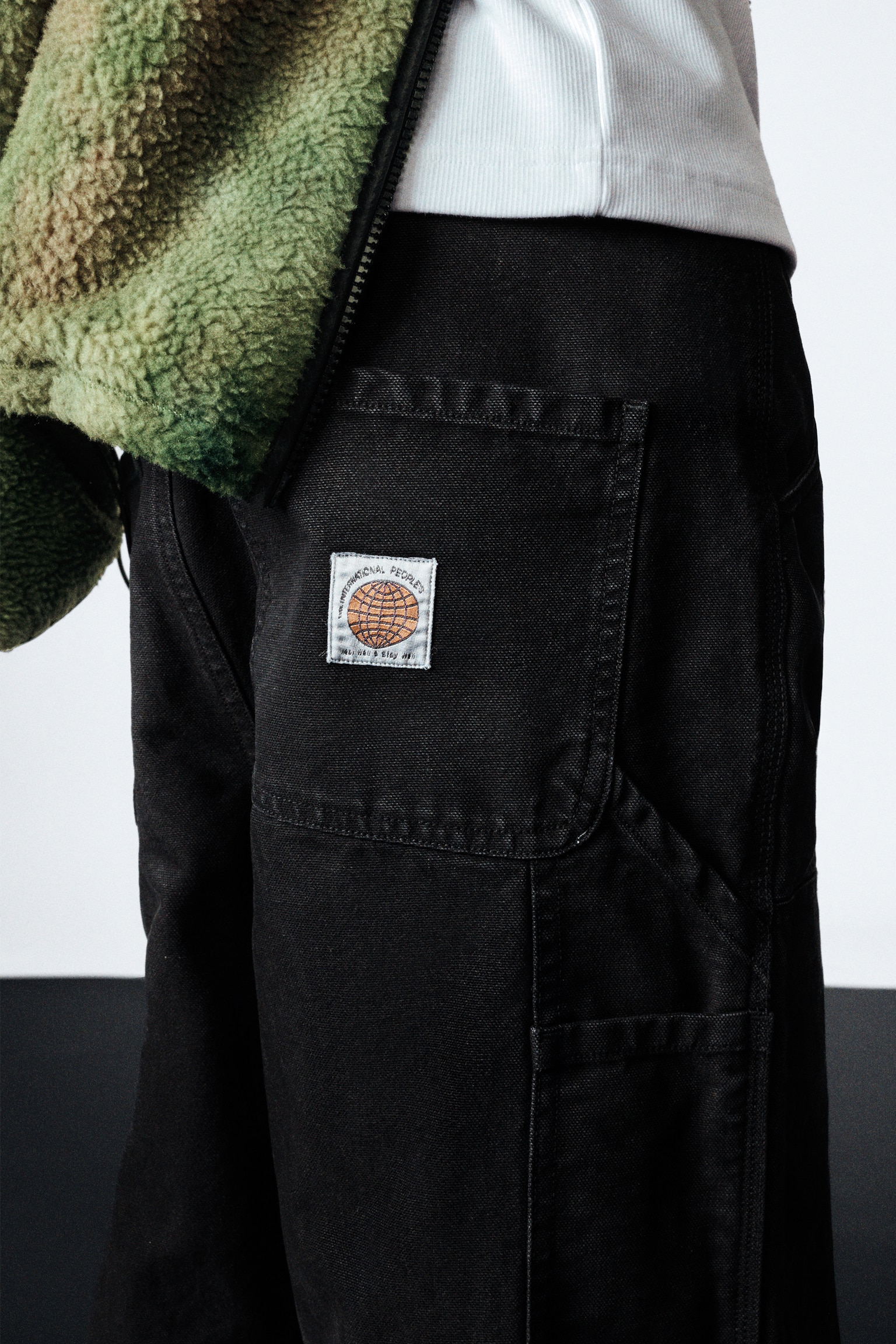 Weit geschnittene Workwear-Hose mit niedrigem Bund - Schwarz/Verwaschenes Grün - 5