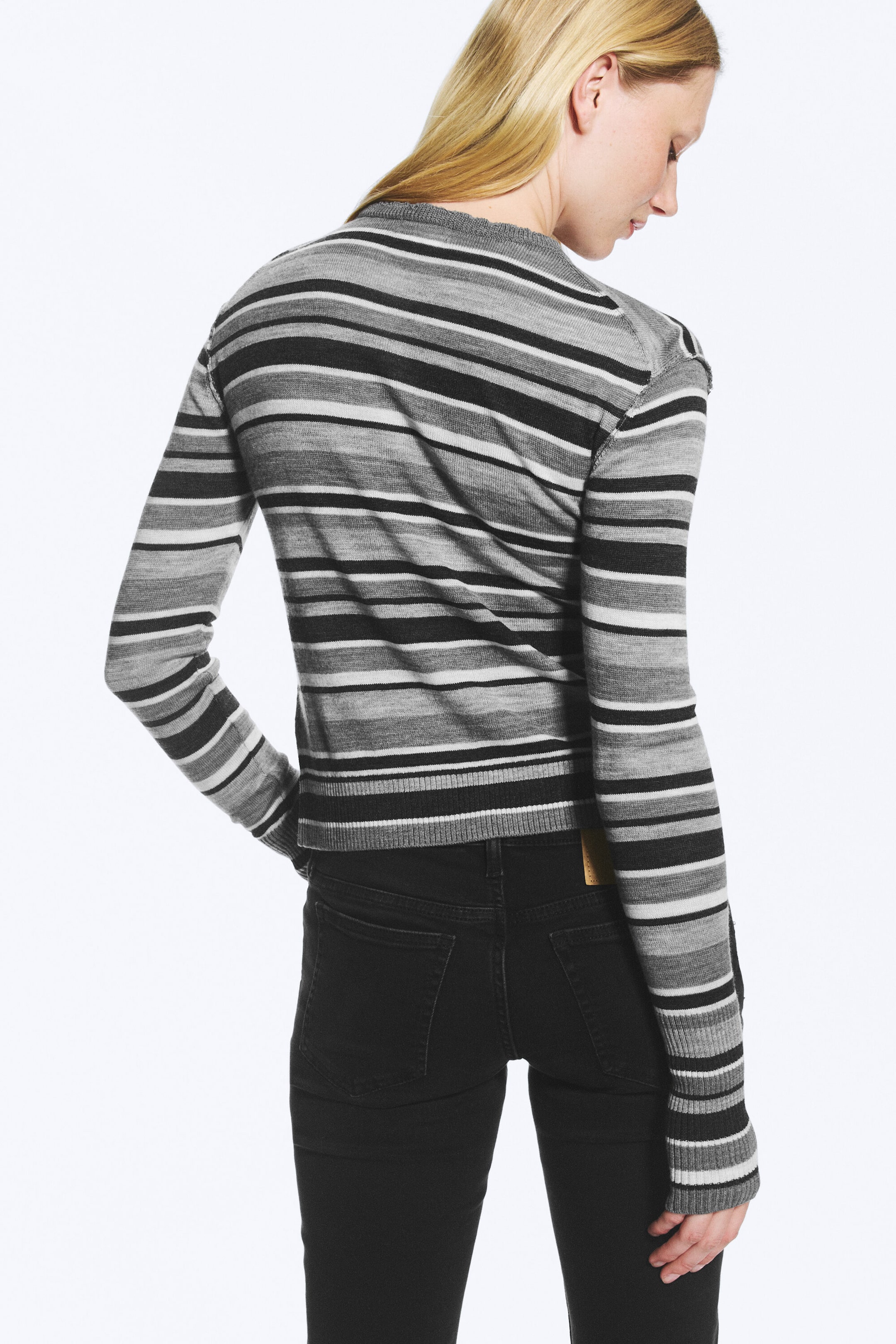 Grau meliert mit Streifen - Figurbetonte Merino-Strickjacke - 3