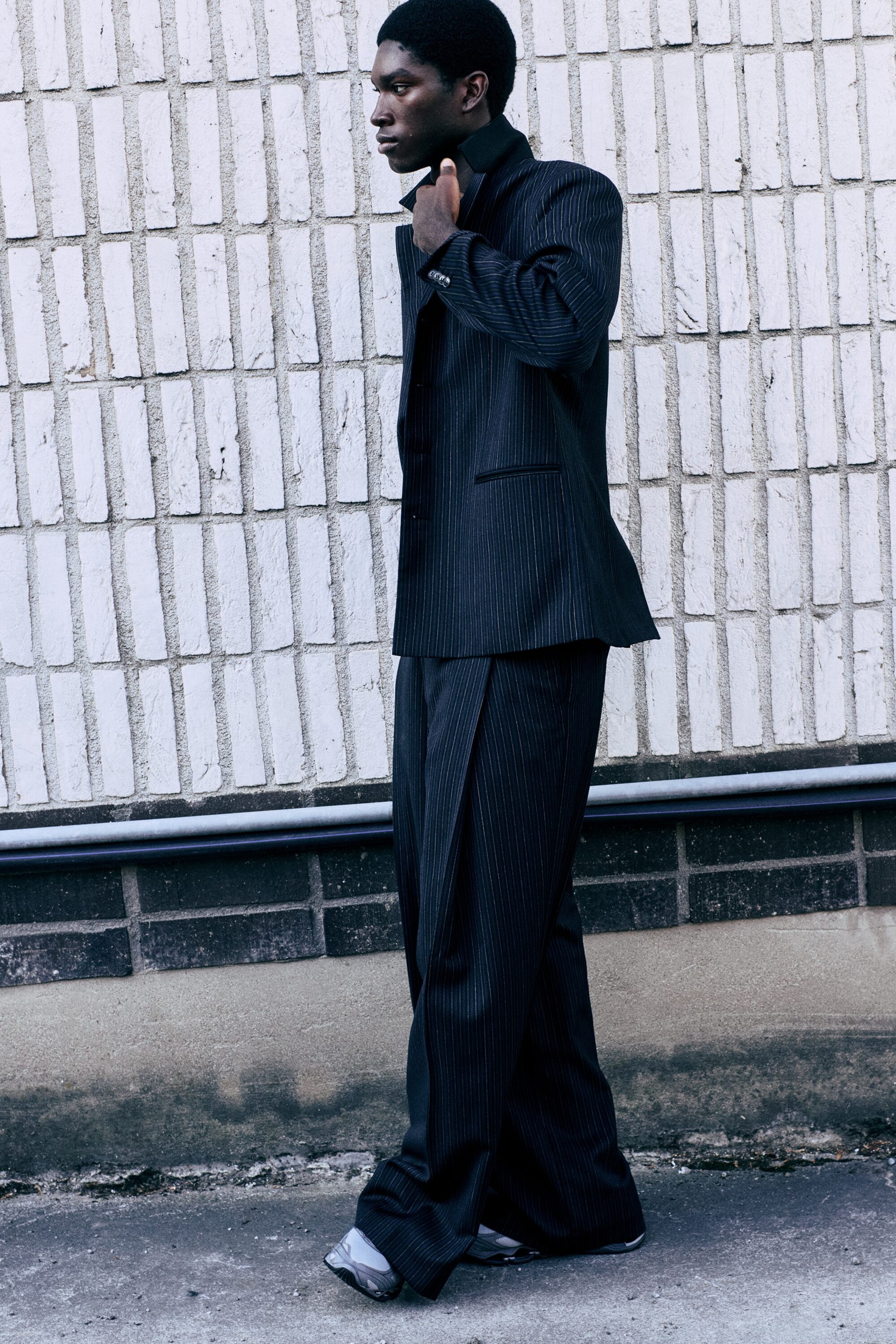 Schwarz gestreift - Banks - Oversized Anzughose aus Wollmix - 1