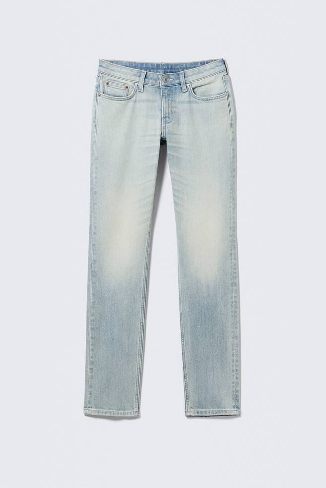Ein Paar hellblaue Low-Rise-Jeans wird von vorne gezeigt, mit schmaler Passform und geradem Bein. Sie sind mit einer klassischen Fünf-Taschen-Konstruktion und einem Reißverschluss ausgestattet. - 1