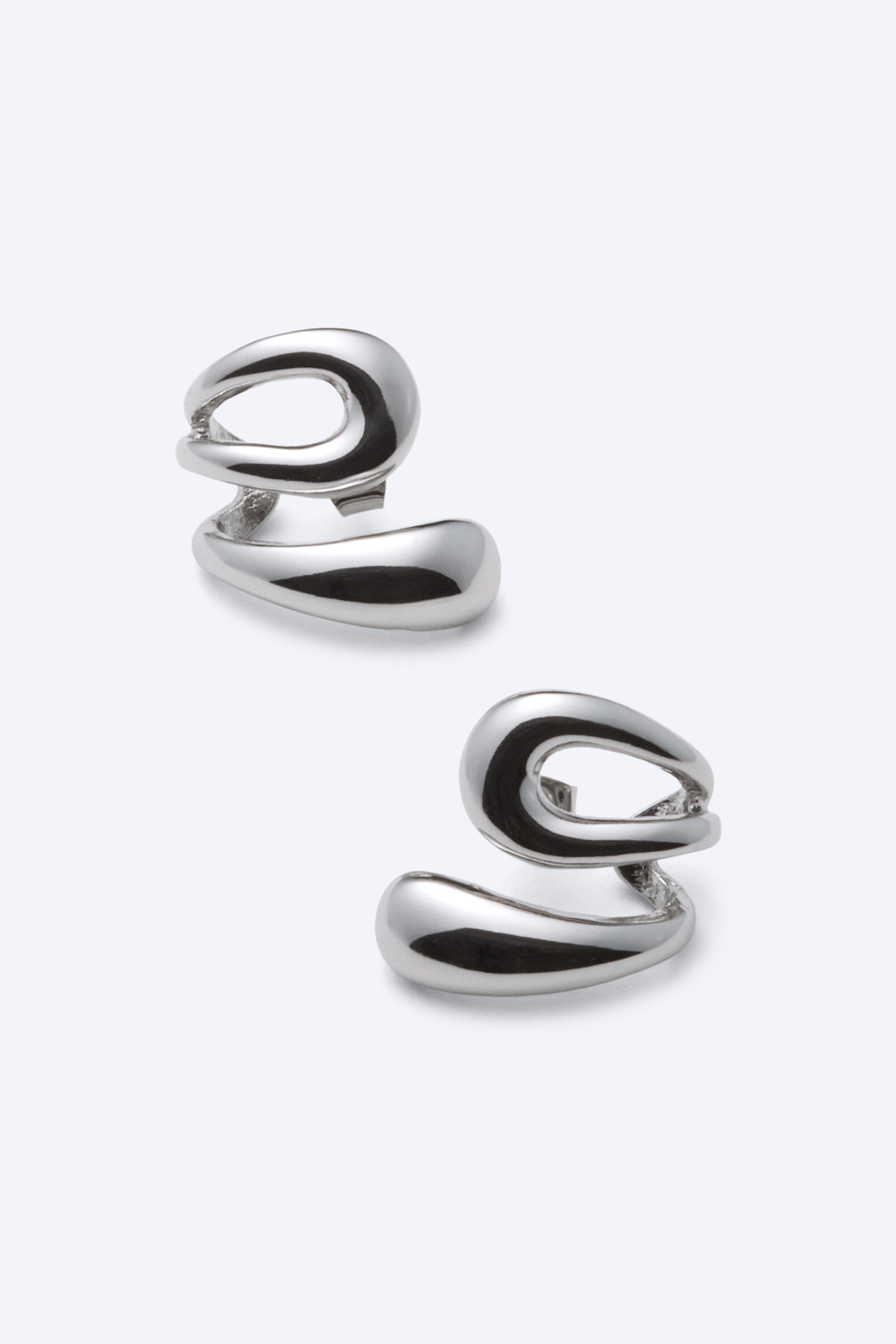 Dusty Light Grey - Ohrring mit skulpturaler Wellenform - 1