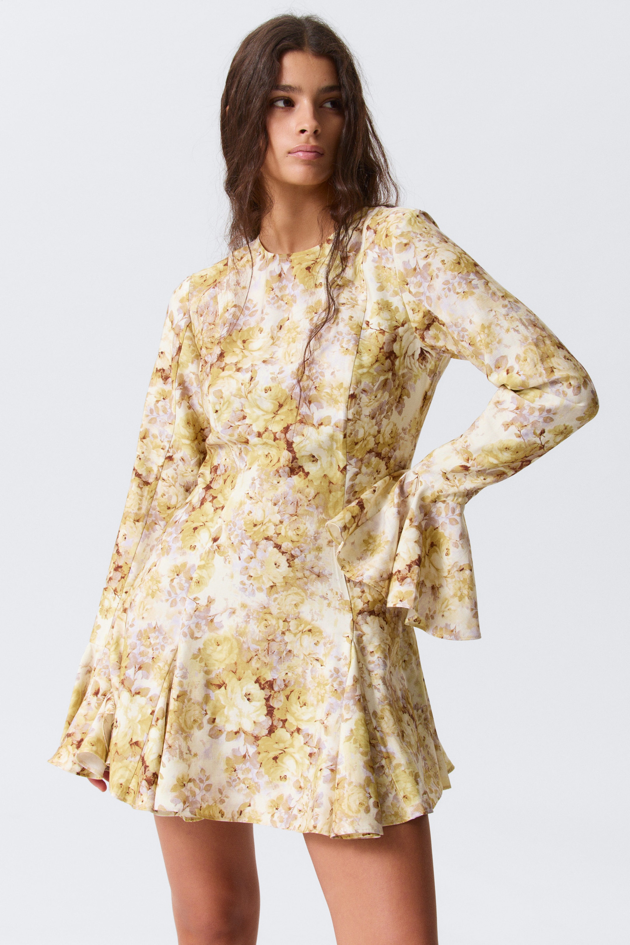 Gelber Blumenprint - Schlankes, langärmeliges Minikleid mit Volant - 2