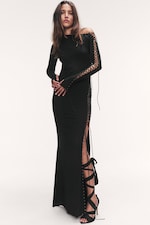 Schwarz - Schulterfreies Maxikleid mit Schnürung - 1