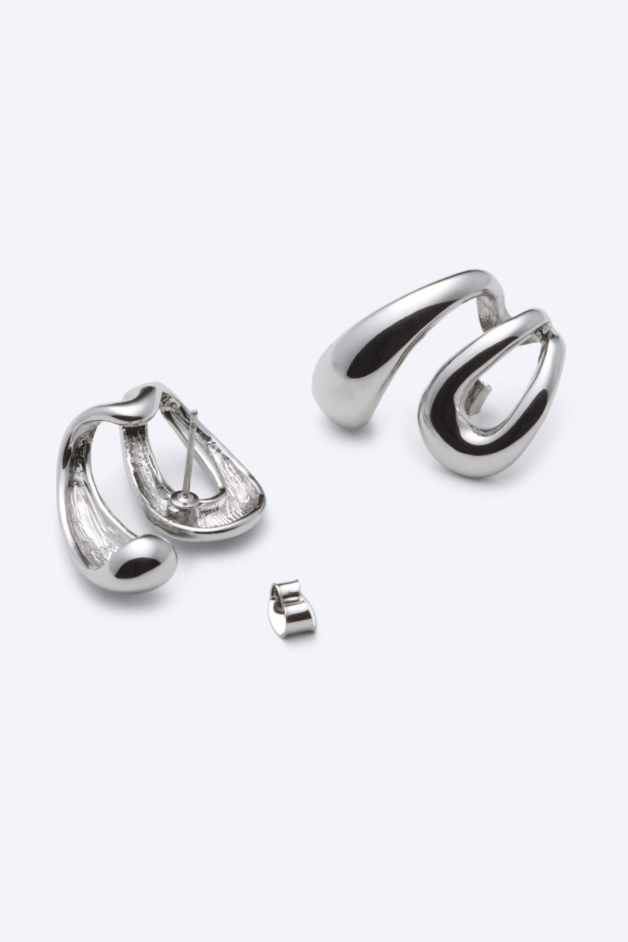 Dusty Light Grey - Ohrring mit skulpturaler Wellenform - 2