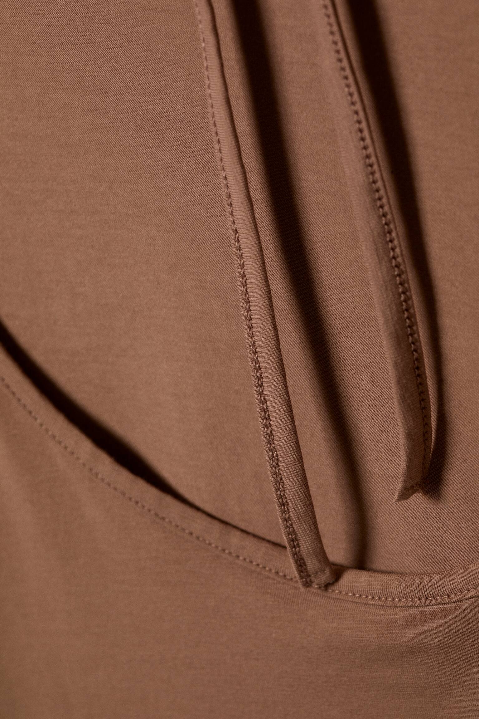 Přiléhavý top s krátkým rukávem a otevřenými zády - Hnědá/Béžová - Bílý lem - 5