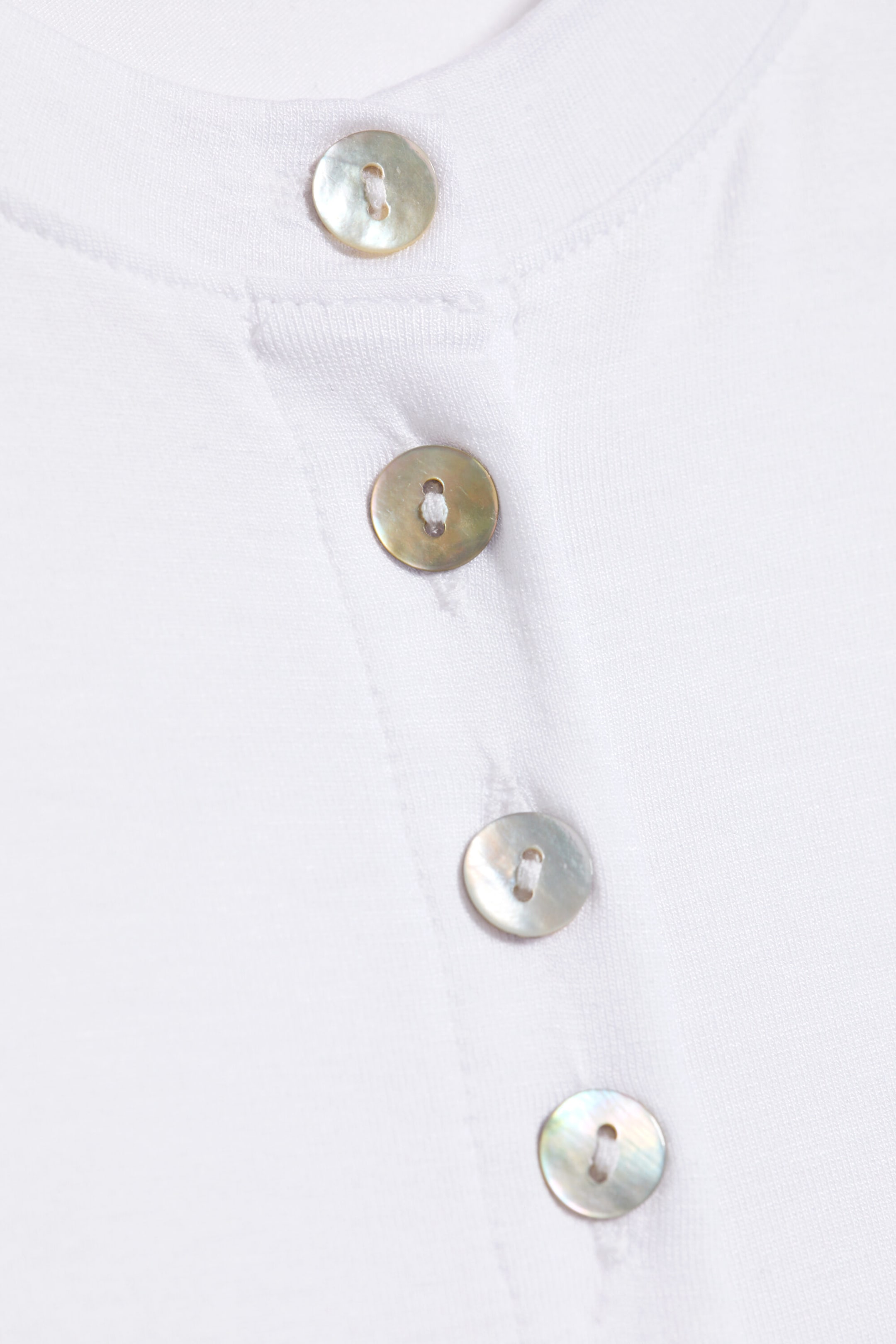 Vit - Pärlknappar - Ärmlös jerseytop med pärlknappar - 2