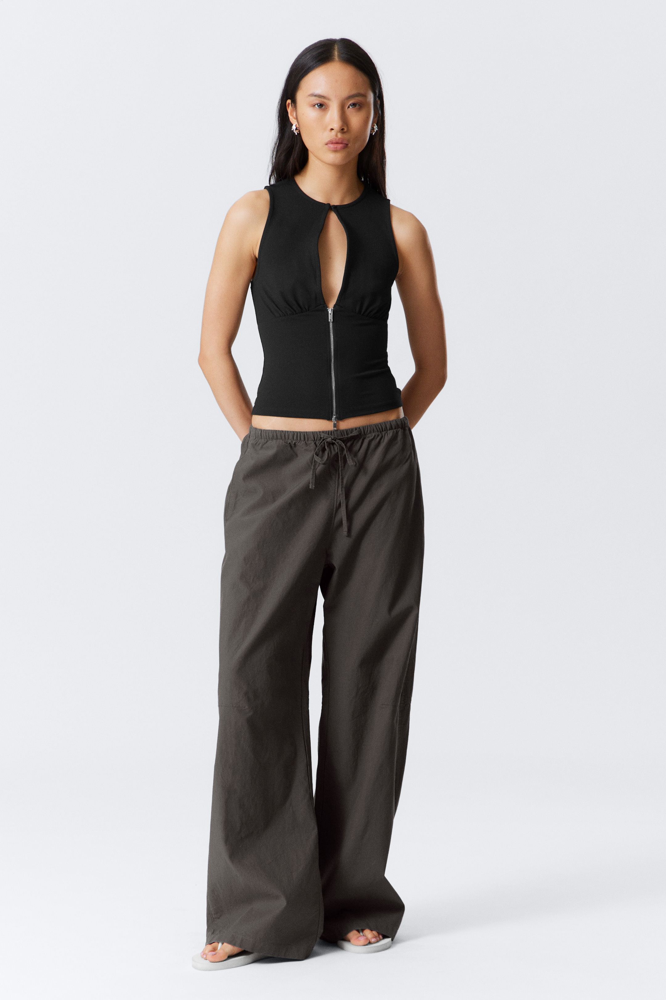 Größeres Bild ansehen: Schmal geschnittenes, ärmelloses Zip-Top - Schwarz - Ladies | H&M DE 3