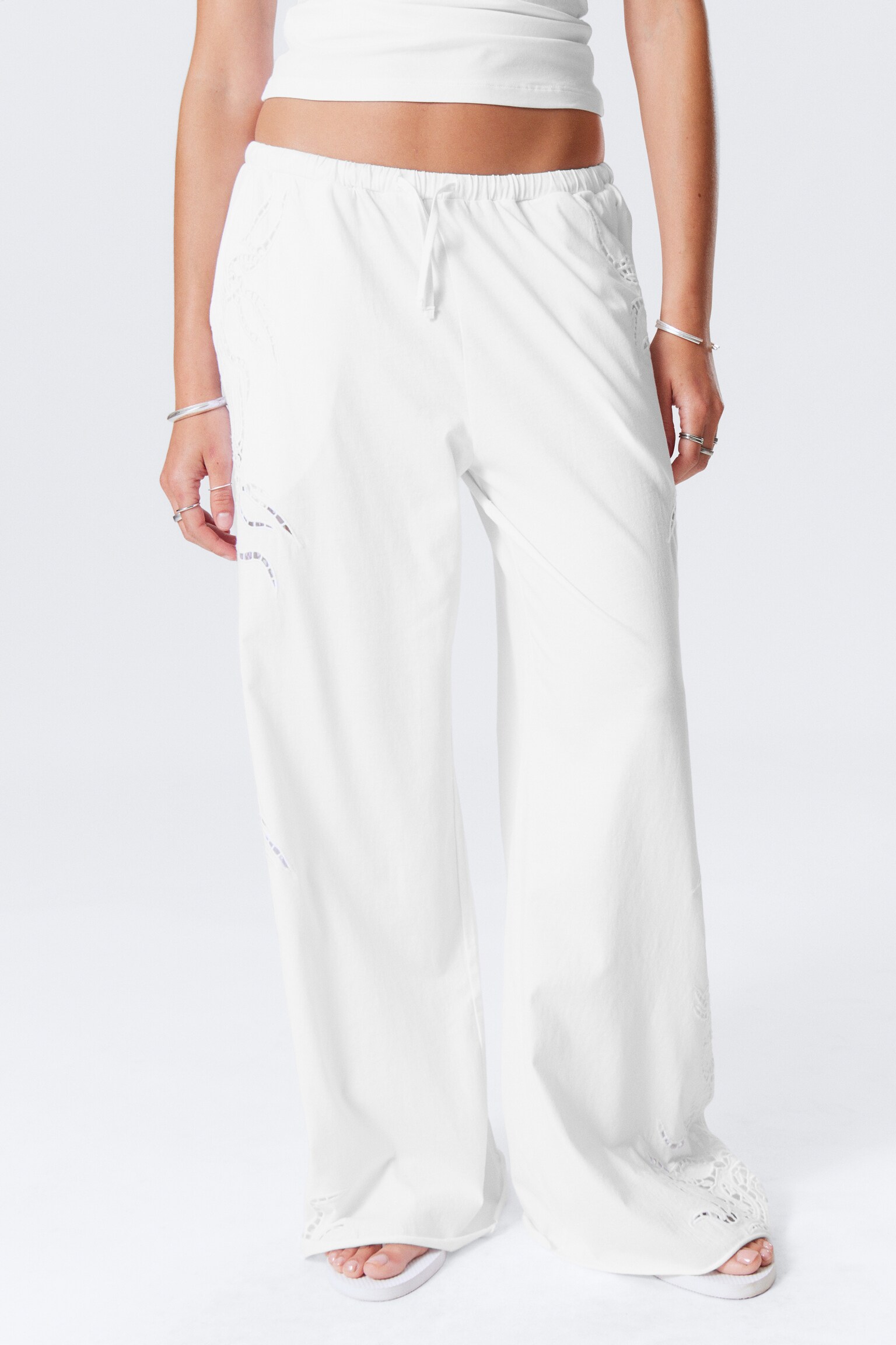 Pantalon Loose Fit avec broderie anglaise - Blanc/Gris foncé - 3