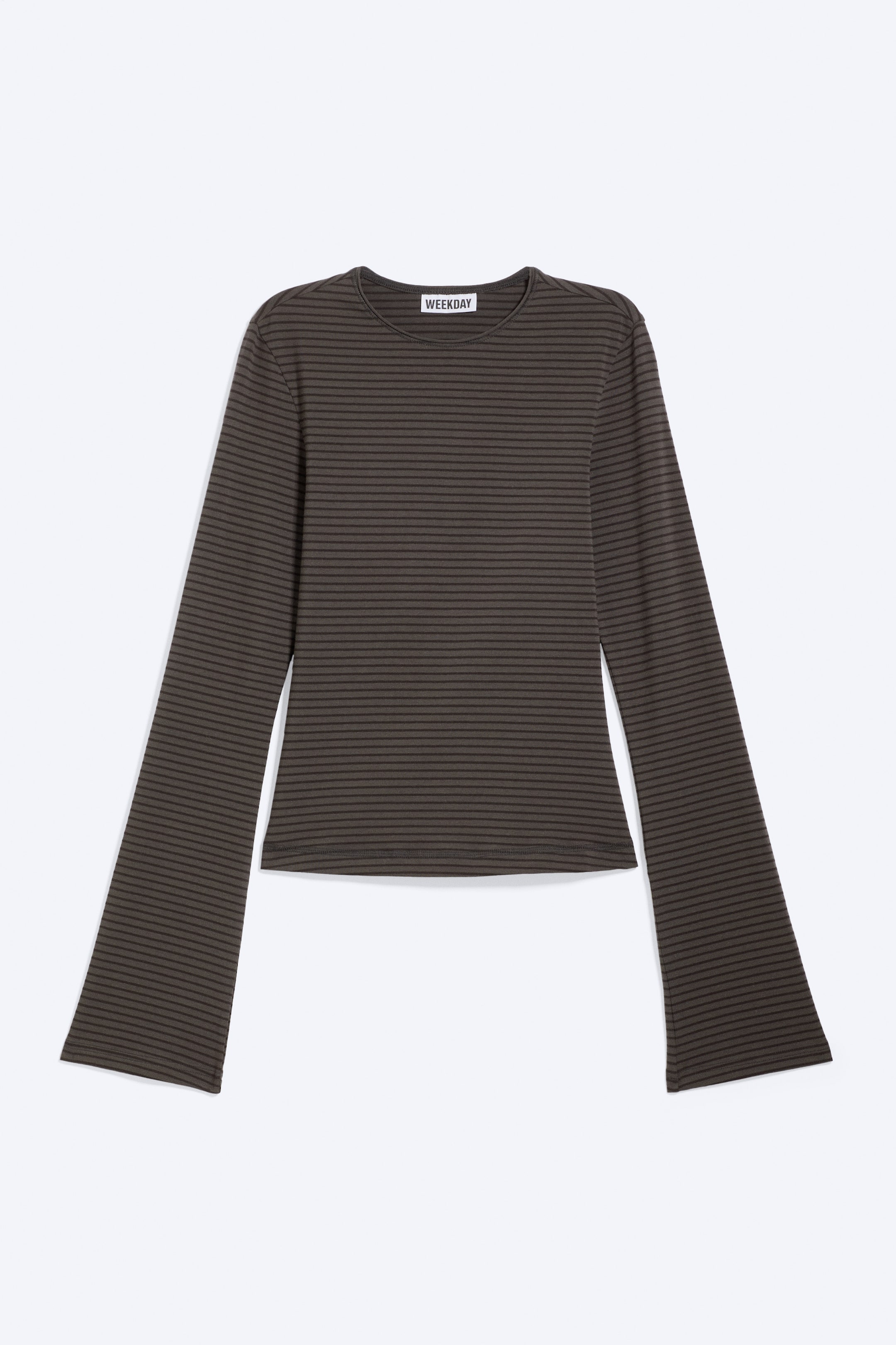 Größeres Bild anzeigen: Ein Langarmshirt wird in der Vorderansicht flach liegend dargestellt. Es ist mit einer dunkel olivgrünen Basis und dünnen horizontalen schwarzen Streifen gestaltet, hat einen runden Halsausschnitt, leicht ausgestellte lange Ärmel und gerade Säume.