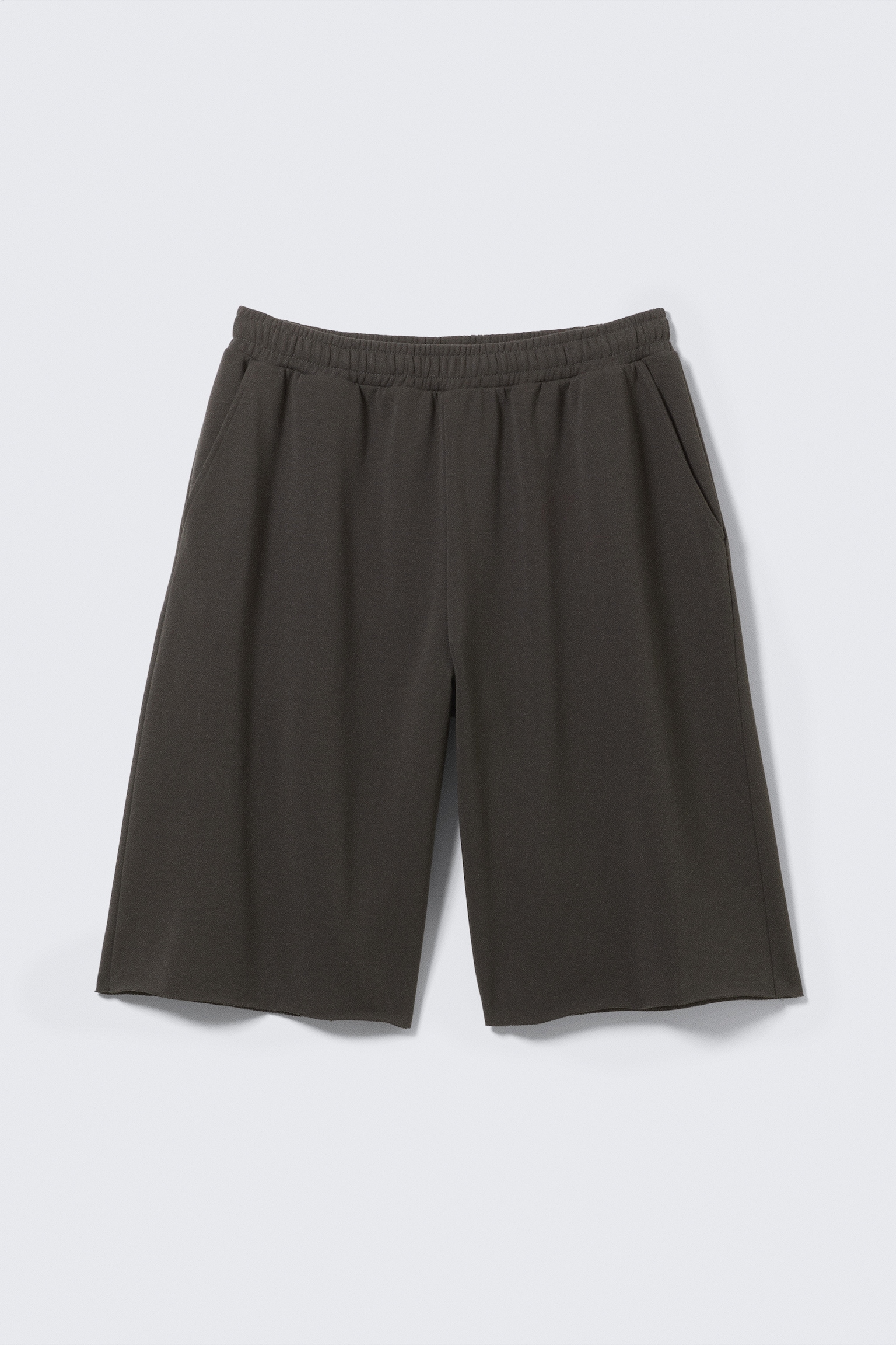 Knælange frottéshorts i oversize - Mørkegrå/Hvid