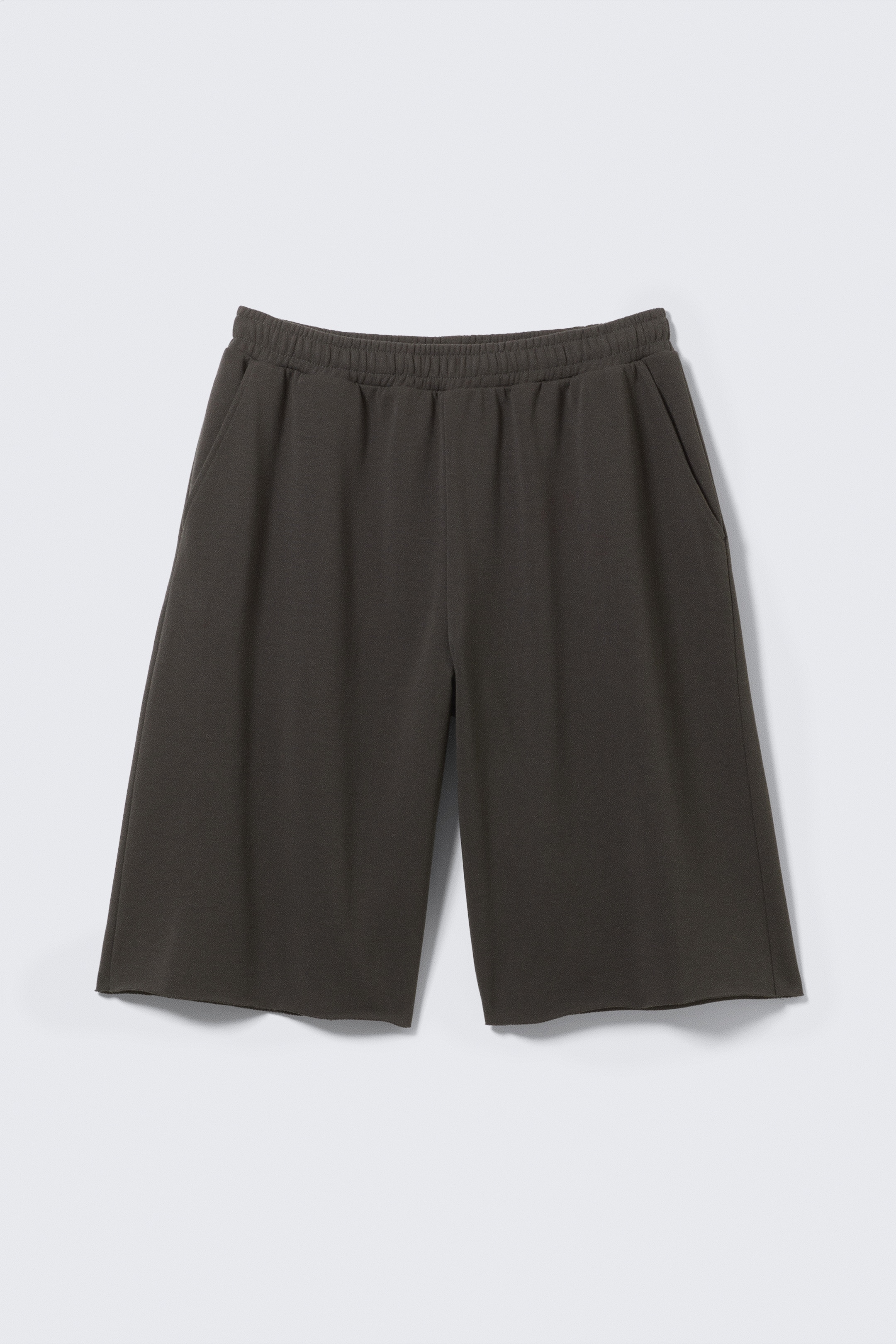 Zobrazit větší obrázek: Nadměrné froté šortky po kolena - Tmavě šedé - ŽENY | H&M CZ 1