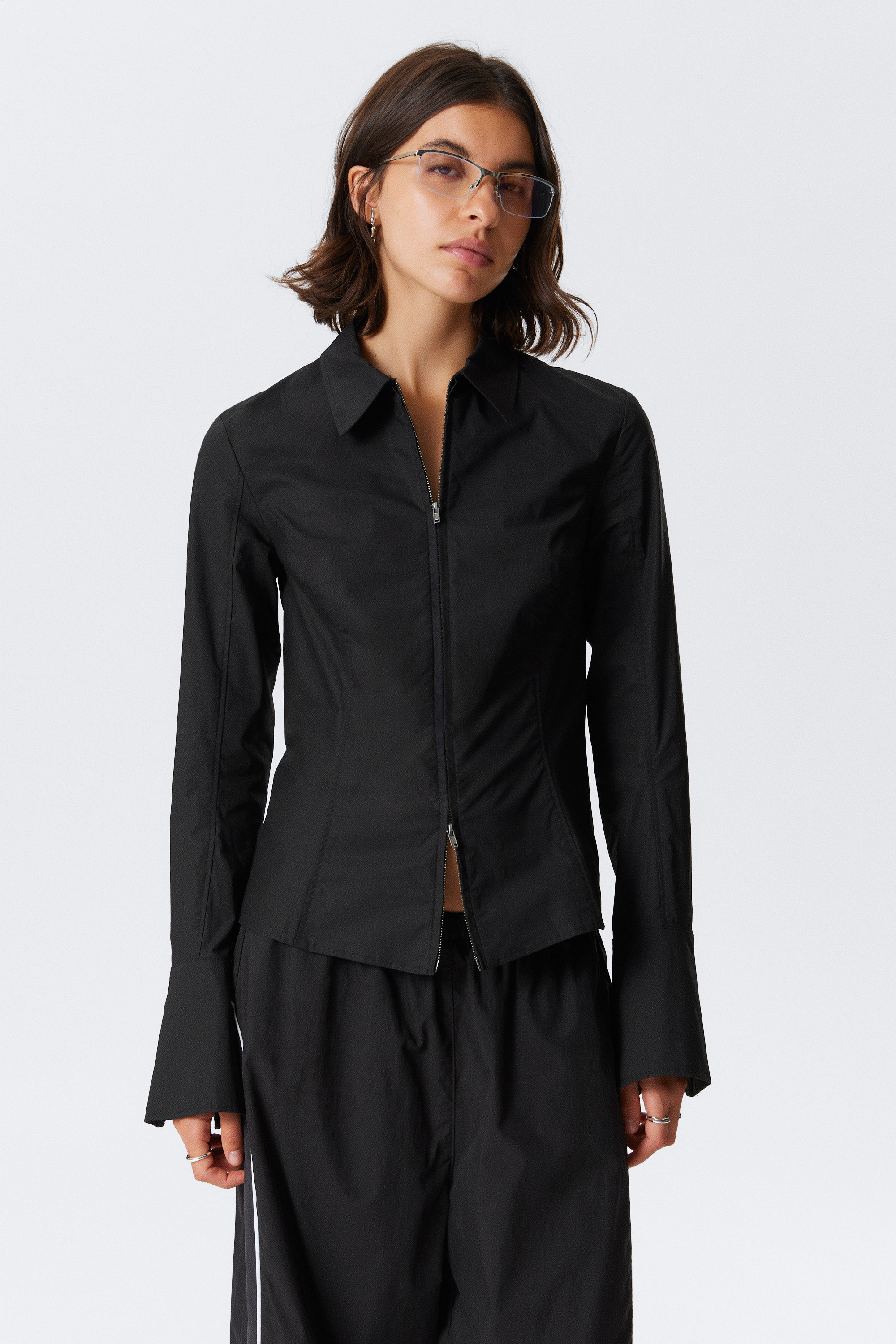 Zwart - Getailleerd shirt met rits en lange mouwen - 1