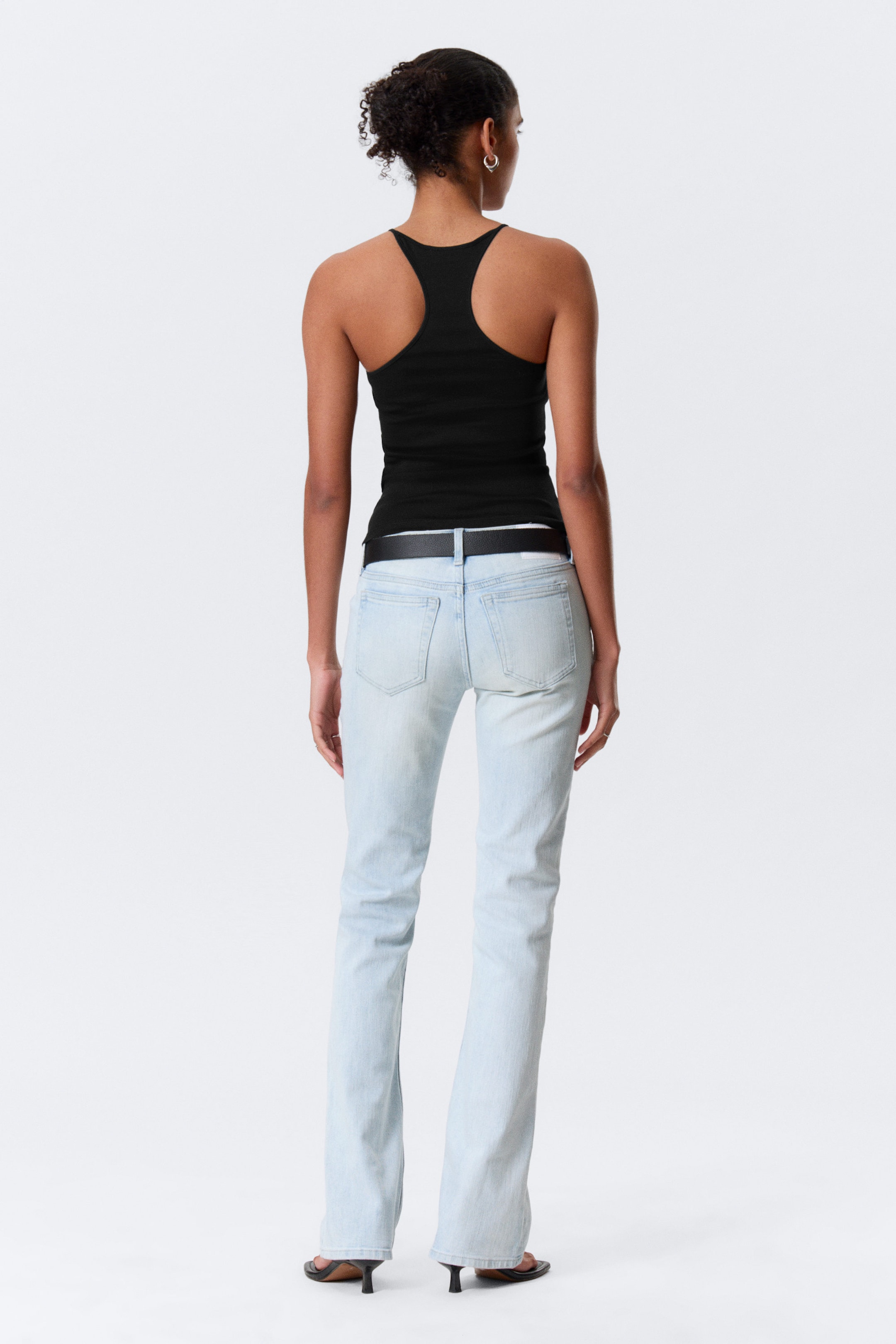 Schwarz - Schmal geschnittenes Racerback-Tanktop - 2