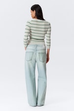 Grau gestreift - Schmal geschnittener Strickpulli mit V-Ausschnitt - 3