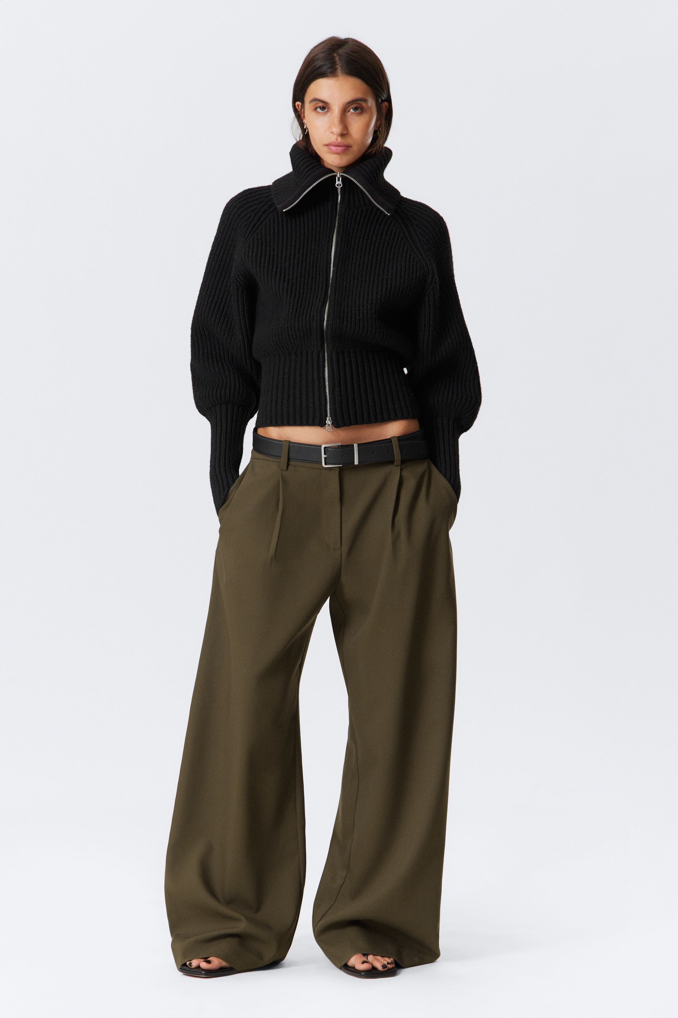 Grösseres Bild ansehen: Weite Anzughose mit niedriger Taille - Dunkles Khakigrün - DAMEN | H&M CH 1