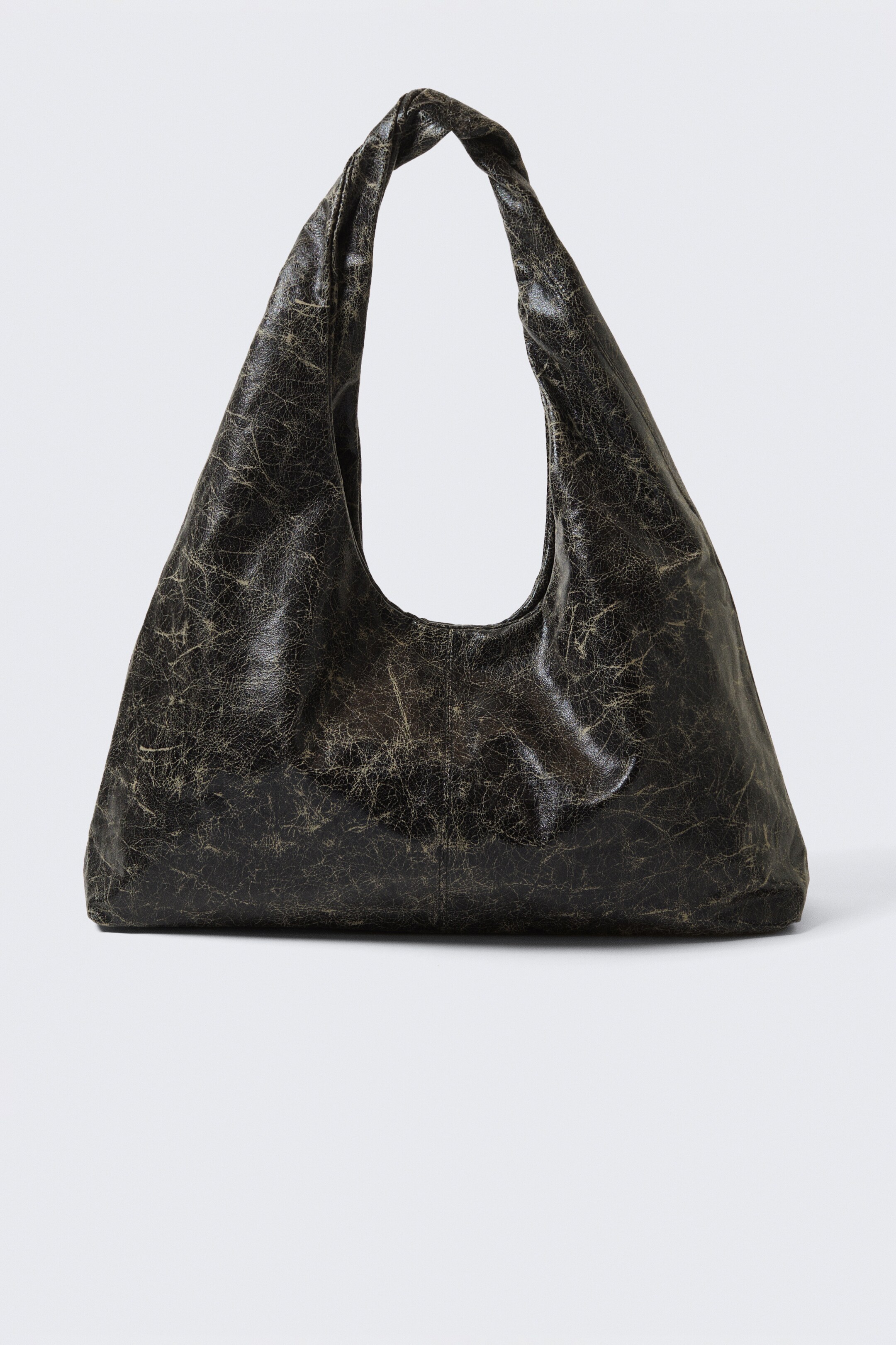 Grotere afbeelding bekijken: Slouchy Faux Leather Shoulder - Cracked Black - DAMES | H&M BE 1