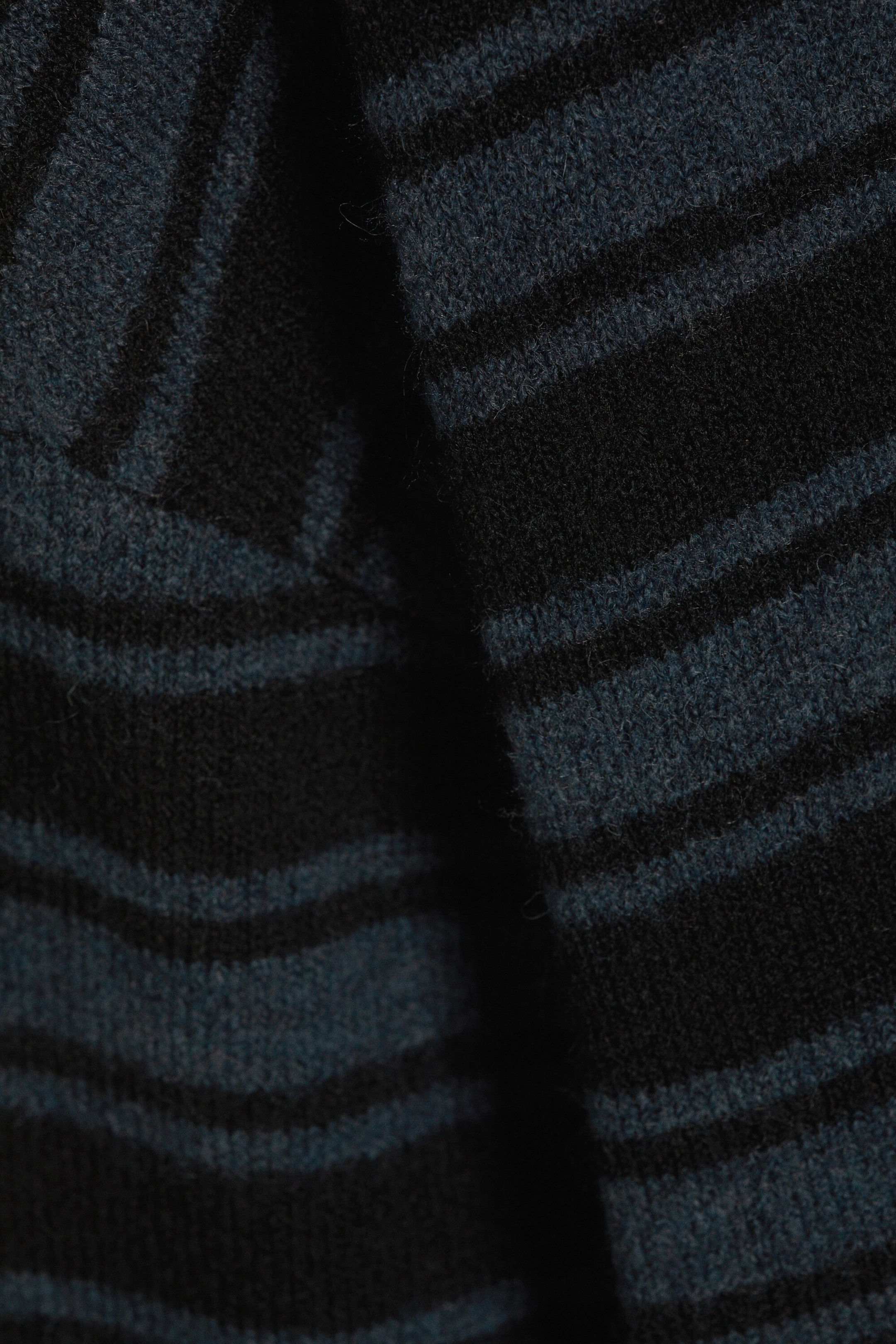 Svart/Blå Stripe - Boxy strikkegenser - 1