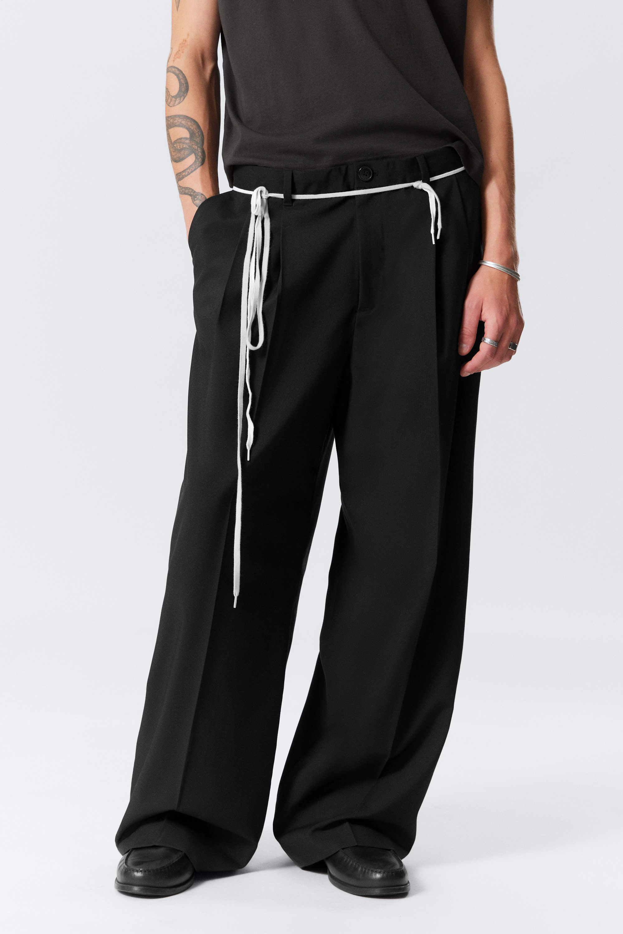 Zwart - Ruimvallende pantalon met lage taille - 2