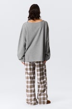Grijs gemêleerd - Ruimvallende off-shoulder pyjamatop van badstof - 2