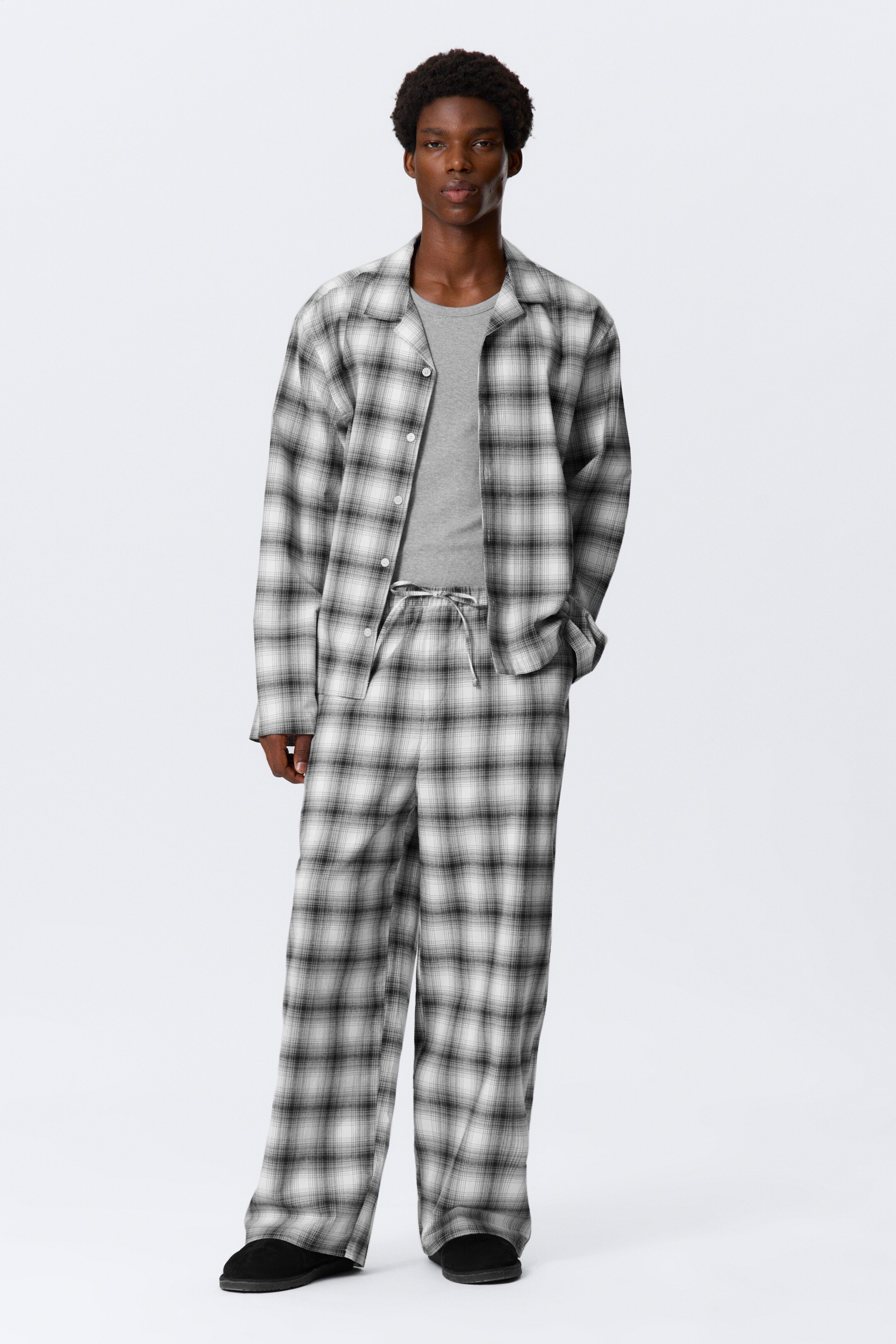 Se større billede: Afslappet flannel pyjamaskjorte - Hvid med sorte - HERRE | H&M DK 2