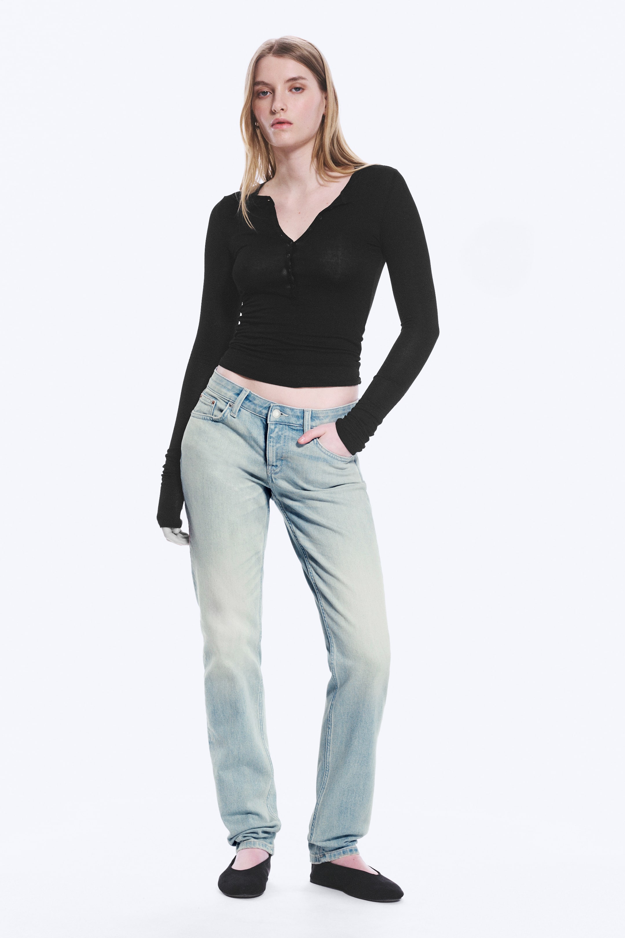 Vis større bilde: Nail slim-fit jeans med lavt liv og rette ben - Broken Blue – lyseblå - Ladies | H&M NO 1