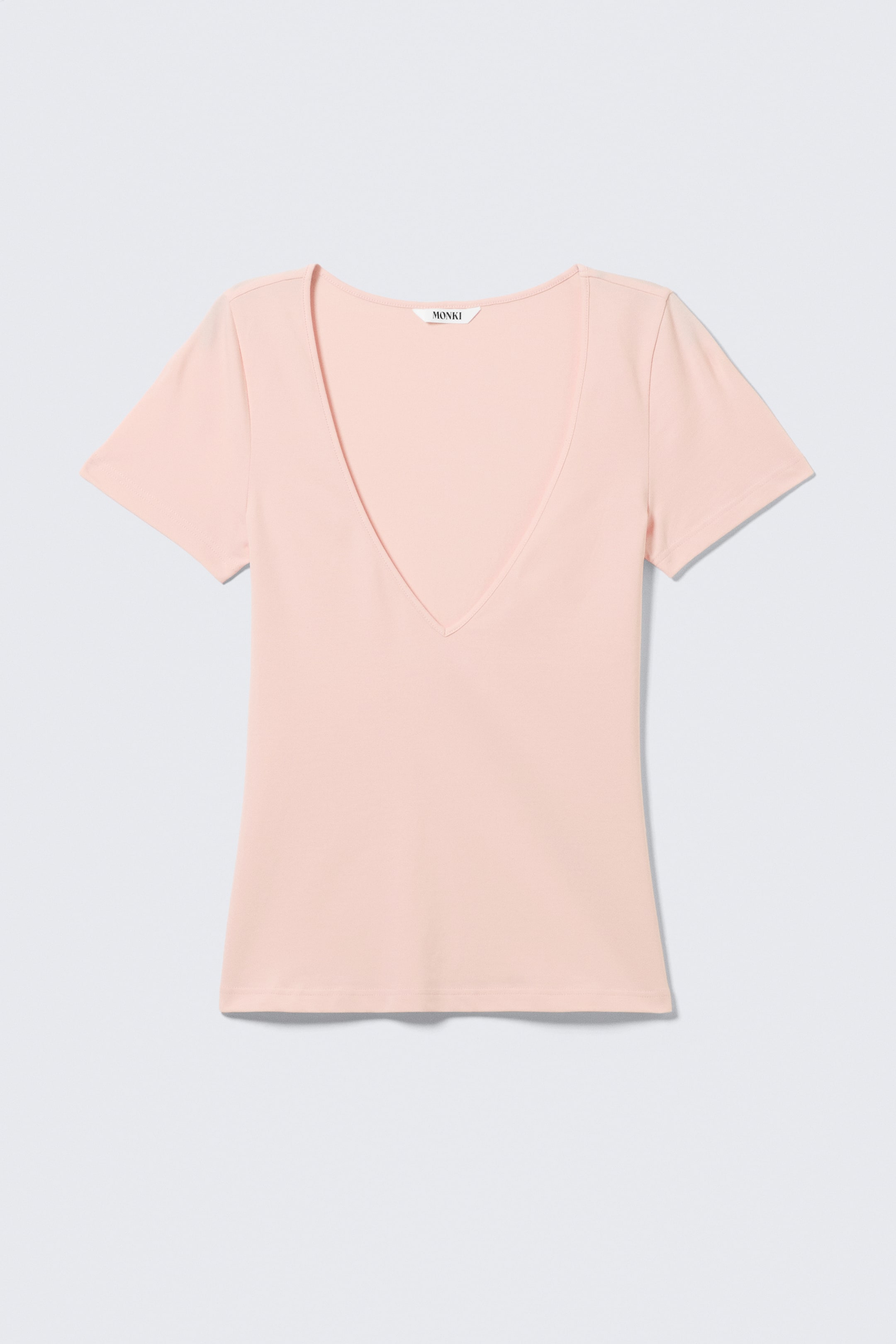 Größeres Bild anzeigen: Ein hellrosa T-Shirt mit tiefem V-Ausschnitt und kurzen Ärmeln präsentiert seine Vorderansicht. Ein "MONKI"-Markenetikett ist am hinteren Hals sichtbar, und das Shirt zeigt eine figurbetonte Silhouette.