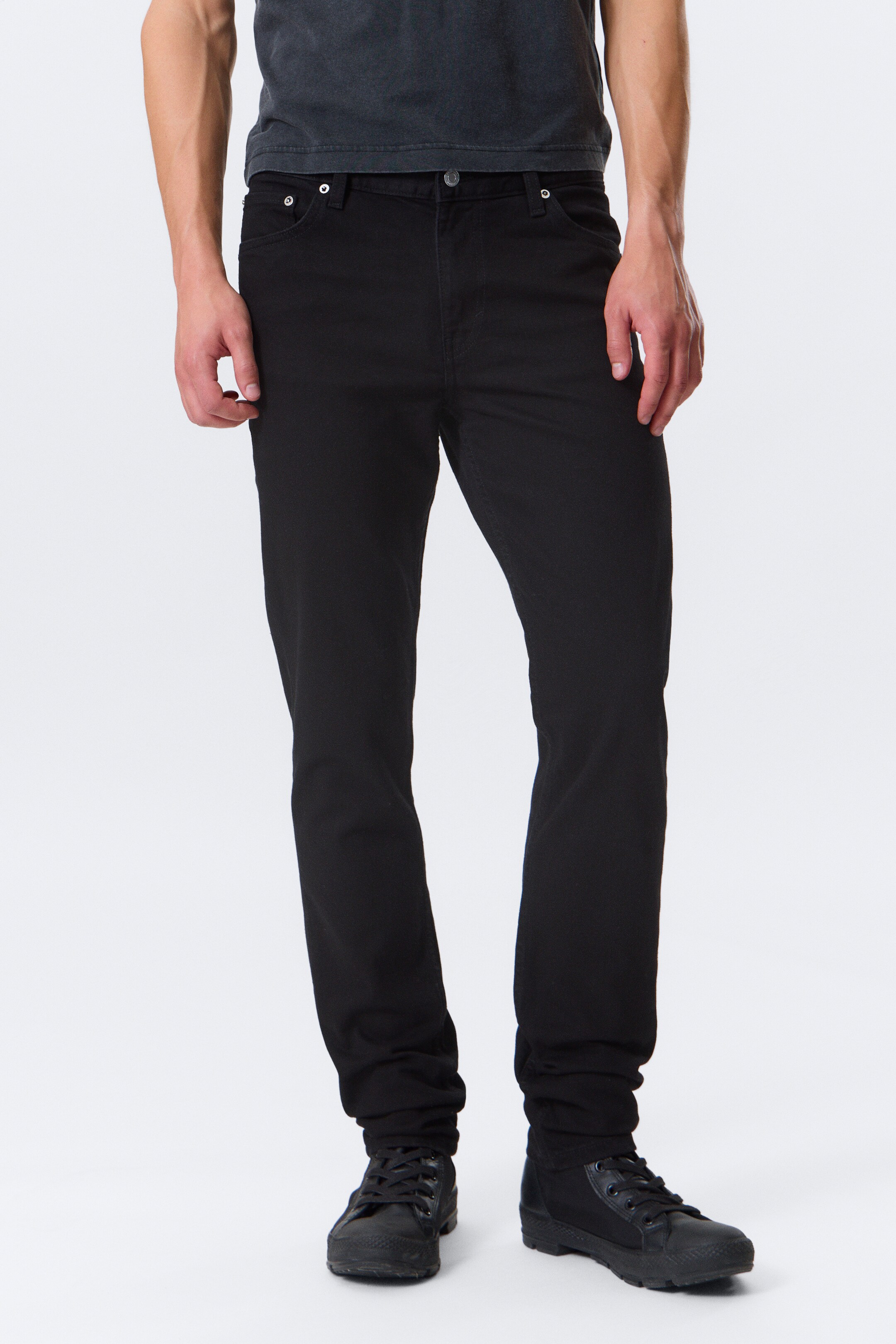 Agrandir l'image: FRONT: Un pantalon noir slim fit présente une jambe fuselée et une longueur longue, avec un design classique à 5 poches et une fermeture éclair.
