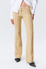 Beige - Skinny Flared-Hose mit niedrigem Bund - 1
