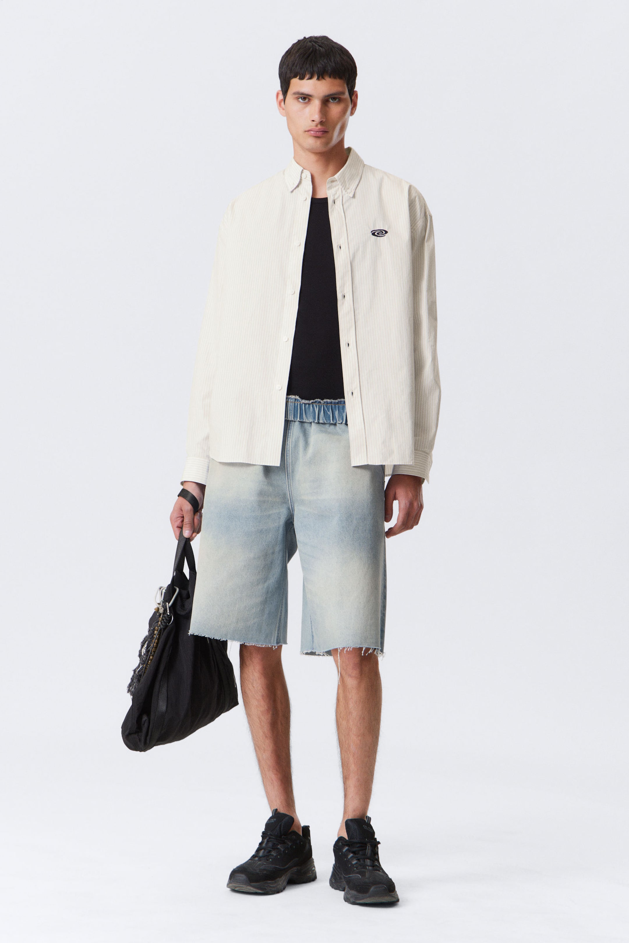Beige gestreift mit Stickerei - Oversized gestreiftes Popeline-Hemd mit Knöpfen - 2