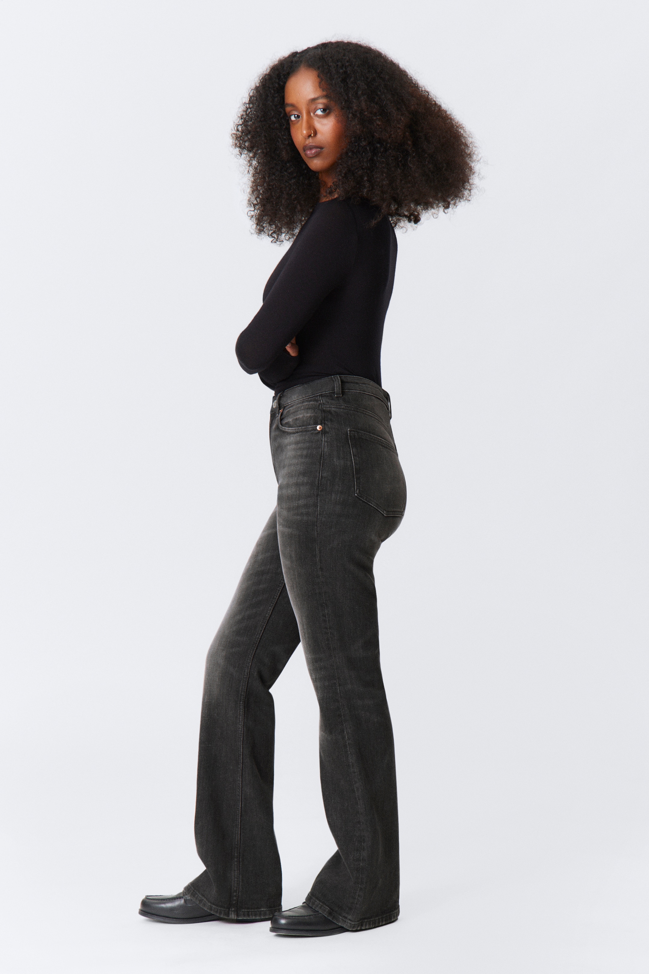 Ver imagen más grande: Vaqueros acampanados de tiro alto Glow Curve - Black Web - Negro - MUJER | H&M ES 5