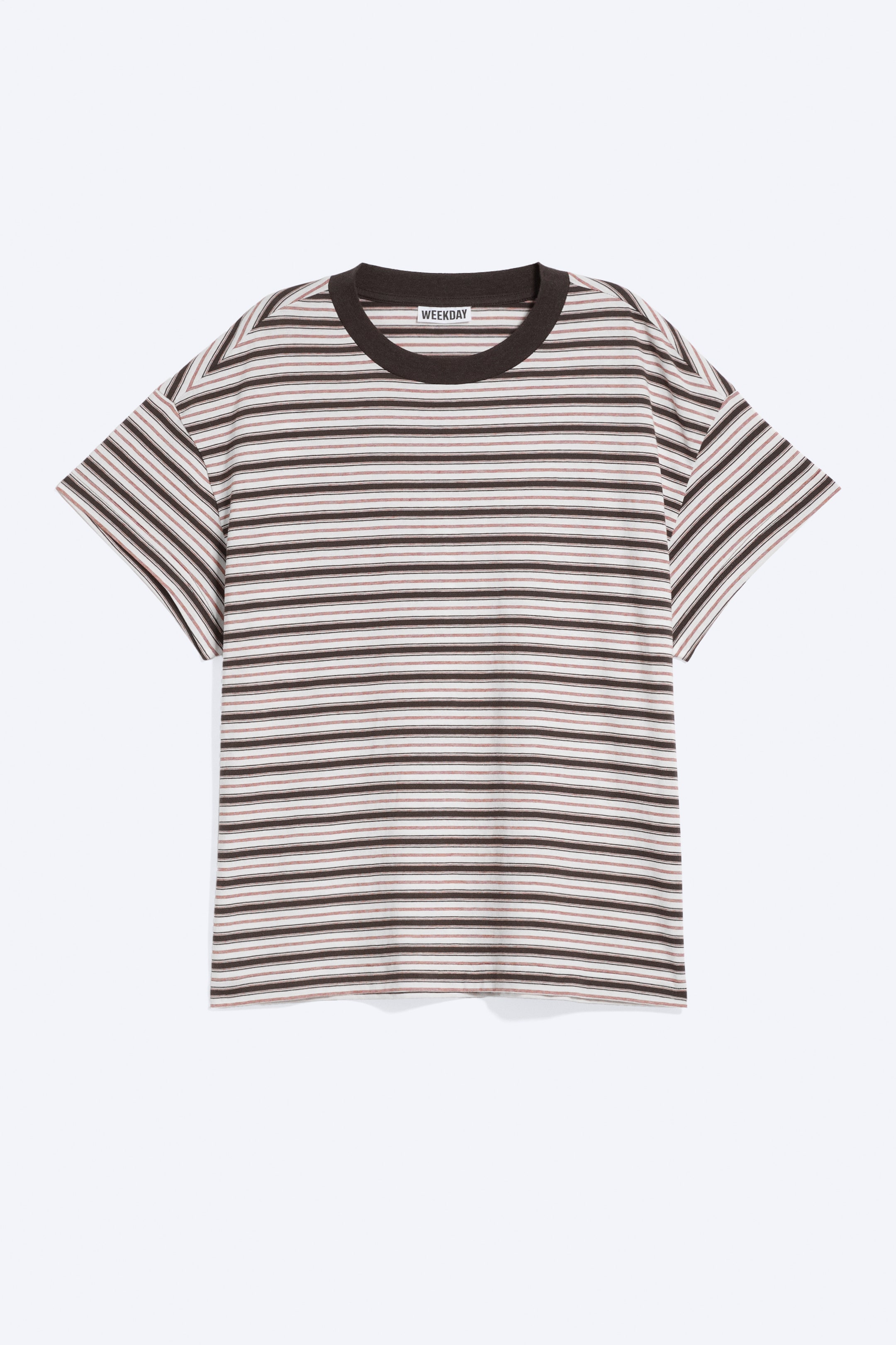 Agrandir l'image: Un T-shirt à coupe carrée est présenté de face, arborant des rayures horizontales en brun foncé, beige et brun rougeâtre. Il est conçu avec des épaules légèrement tombantes, des manches courtes à revers et un col rond côtelé brun foncé.