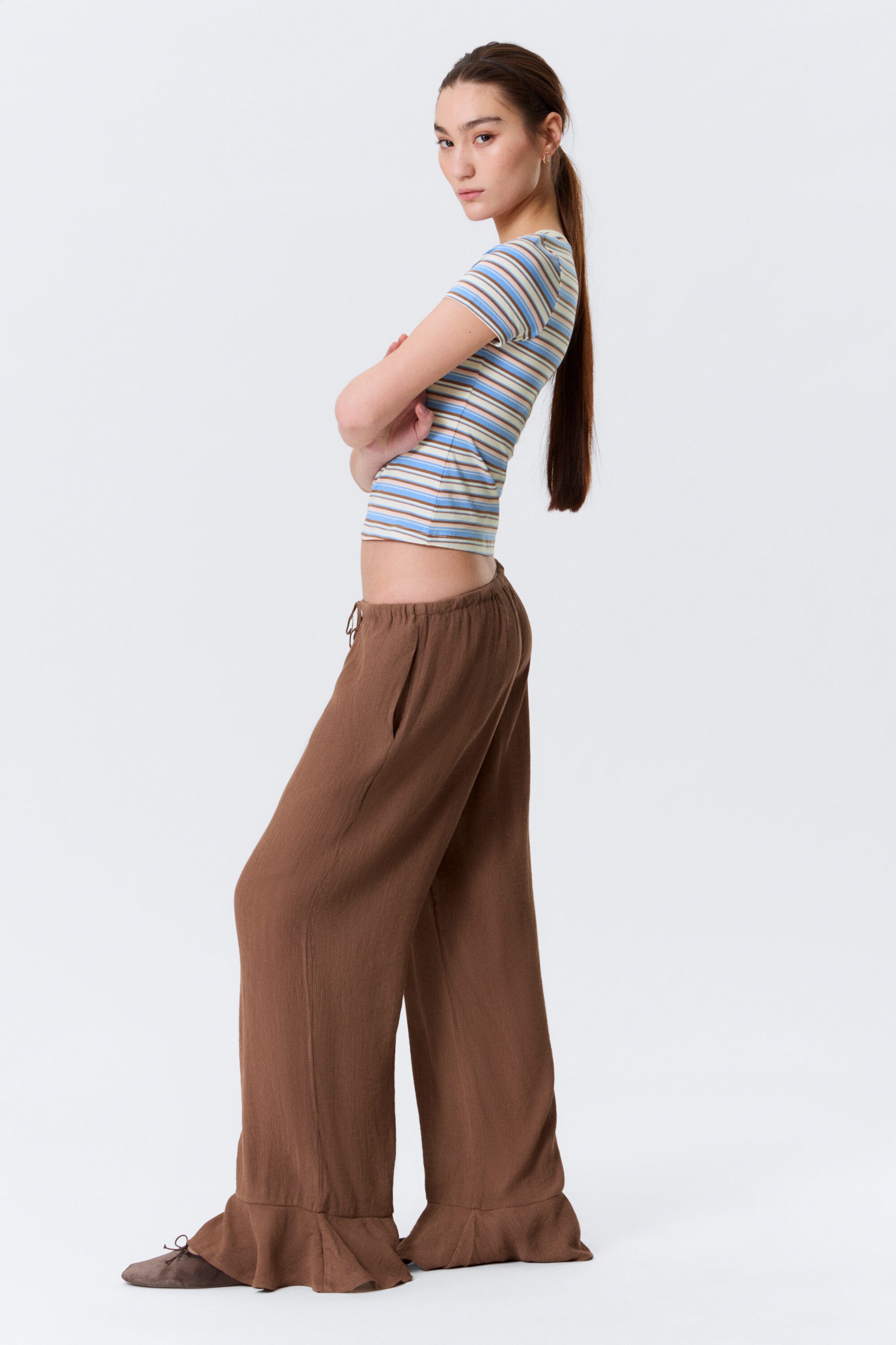 Braun - Lockere Hose mit mittlerer Bundhöhe und Volants - 3