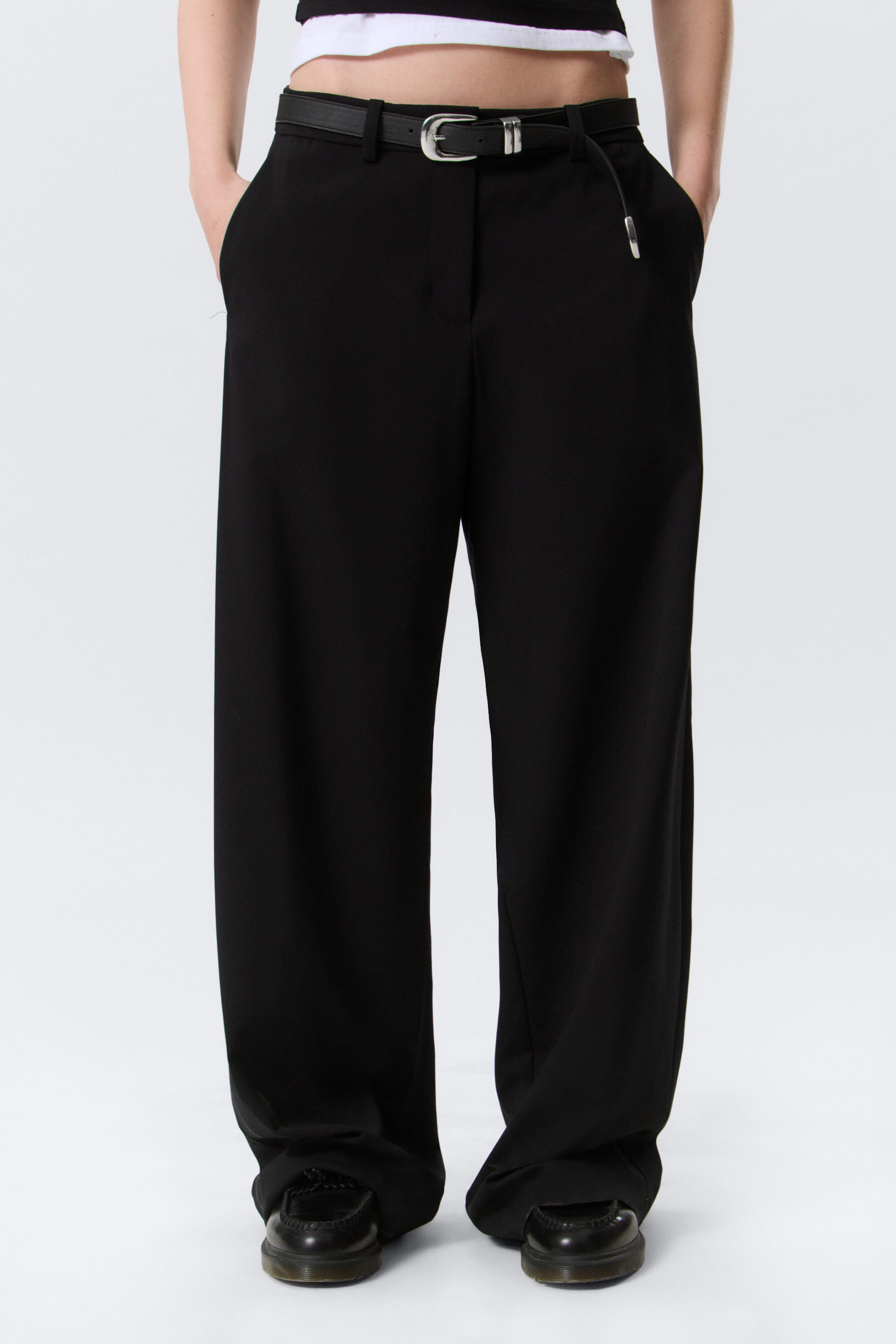 Black - Low-Waisted Loose Fit Suit Trousers - 2