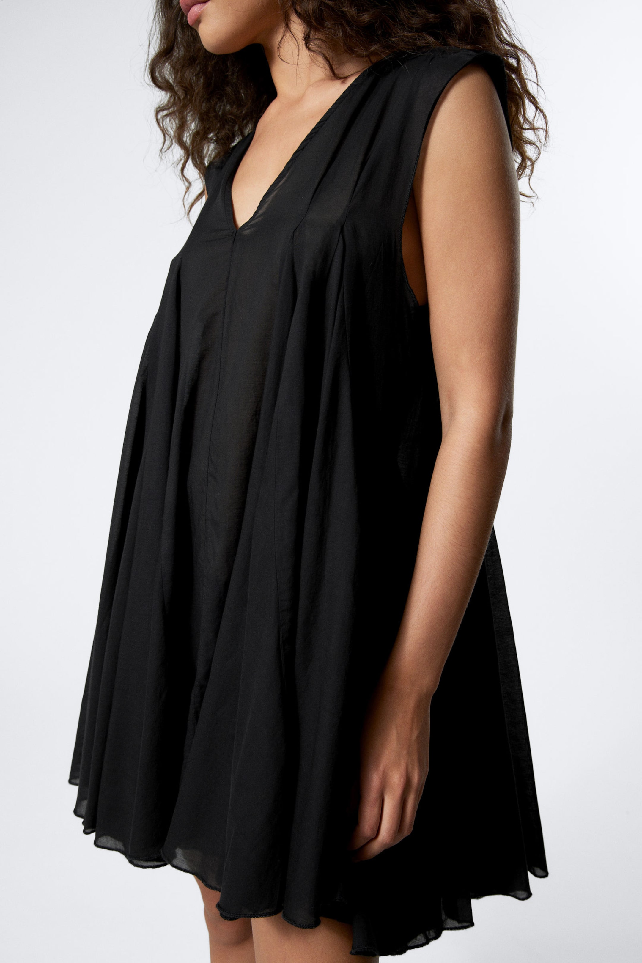 #272627 - Fließendes Minikleid mit V-Ausschnitt - 2