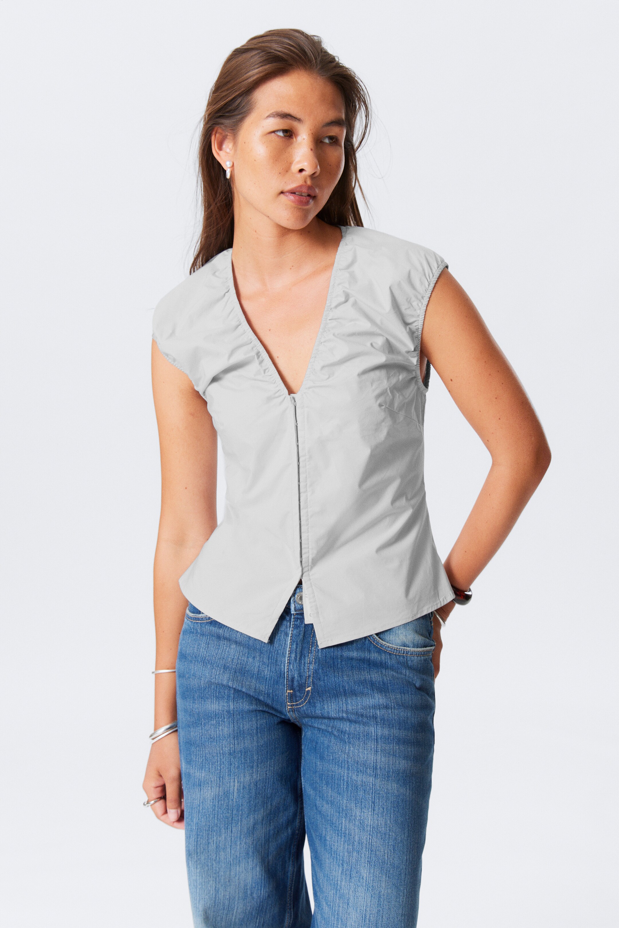 Größeres Bild ansehen: Ärmelloses Baumwolltop mit V-Ausschnitt - Hellgrau - Ladies | H&M DE 1
