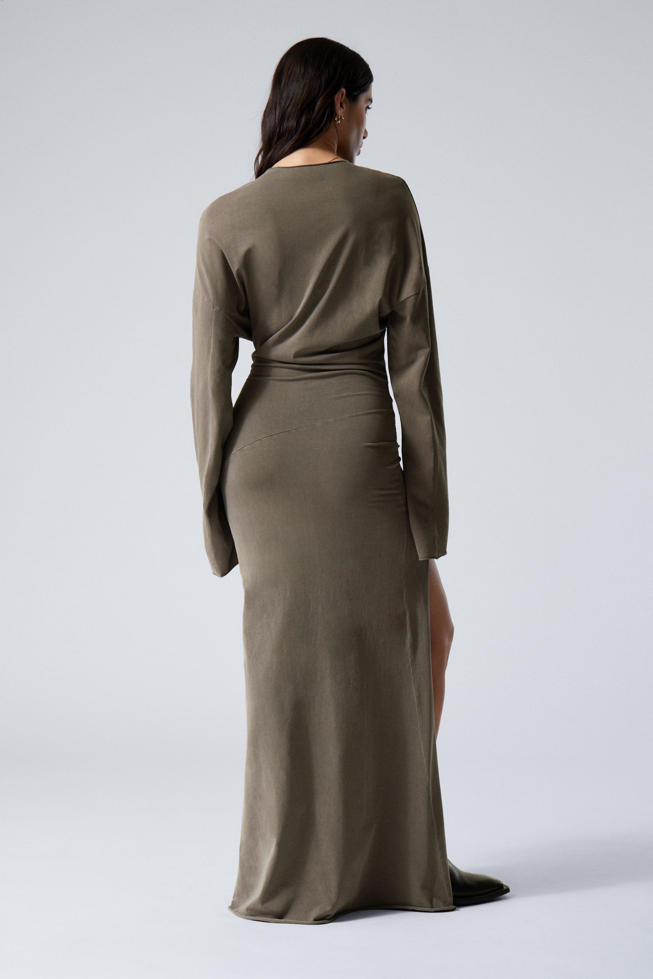Donker taupe met wassing - Gedrapeerde maxi-jurk met lange mouwen en split - 3