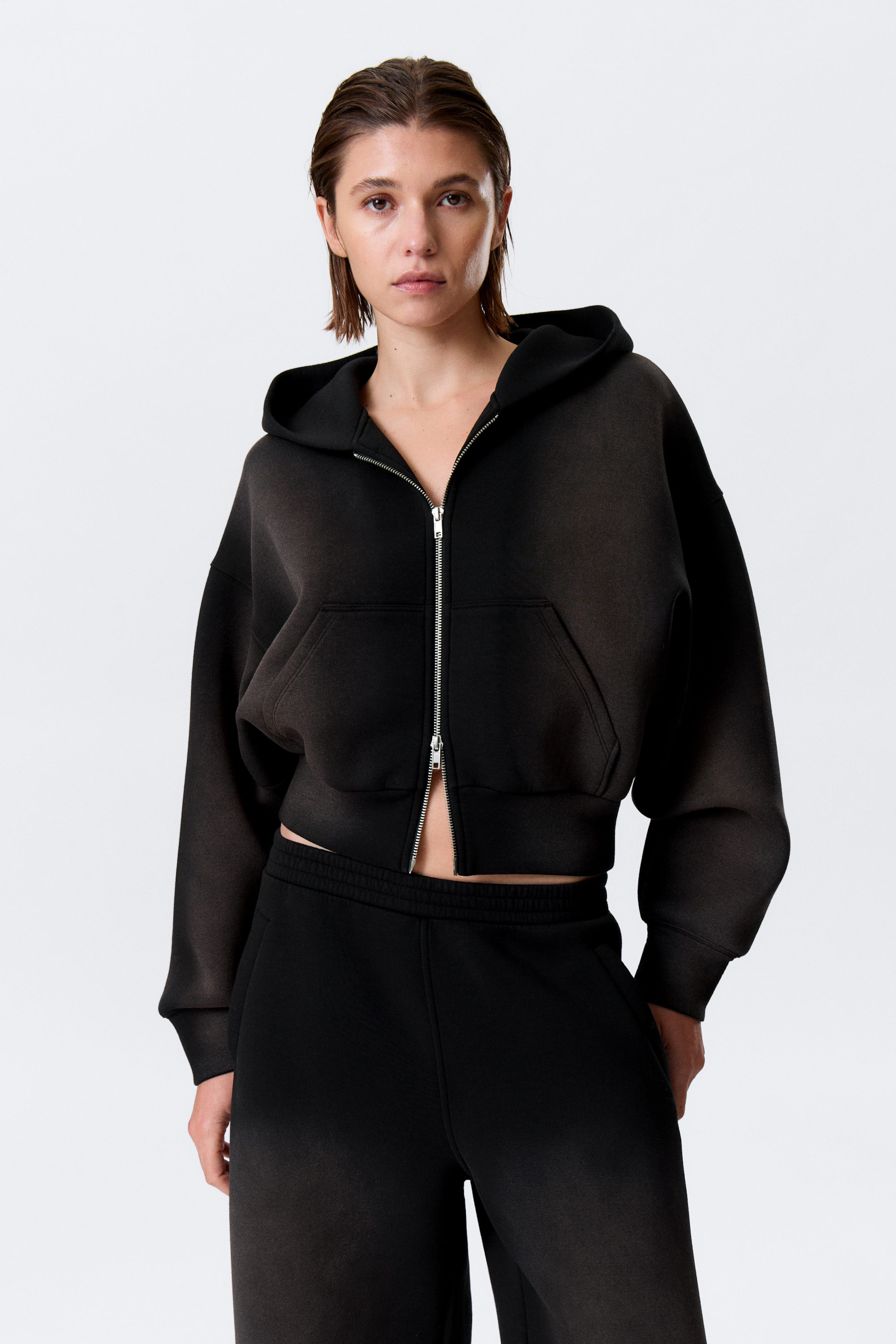 Schwarz mit Spray-Wash - Gewaschener cropped Zip-Hoodie aus Scuba-Stoff - 1