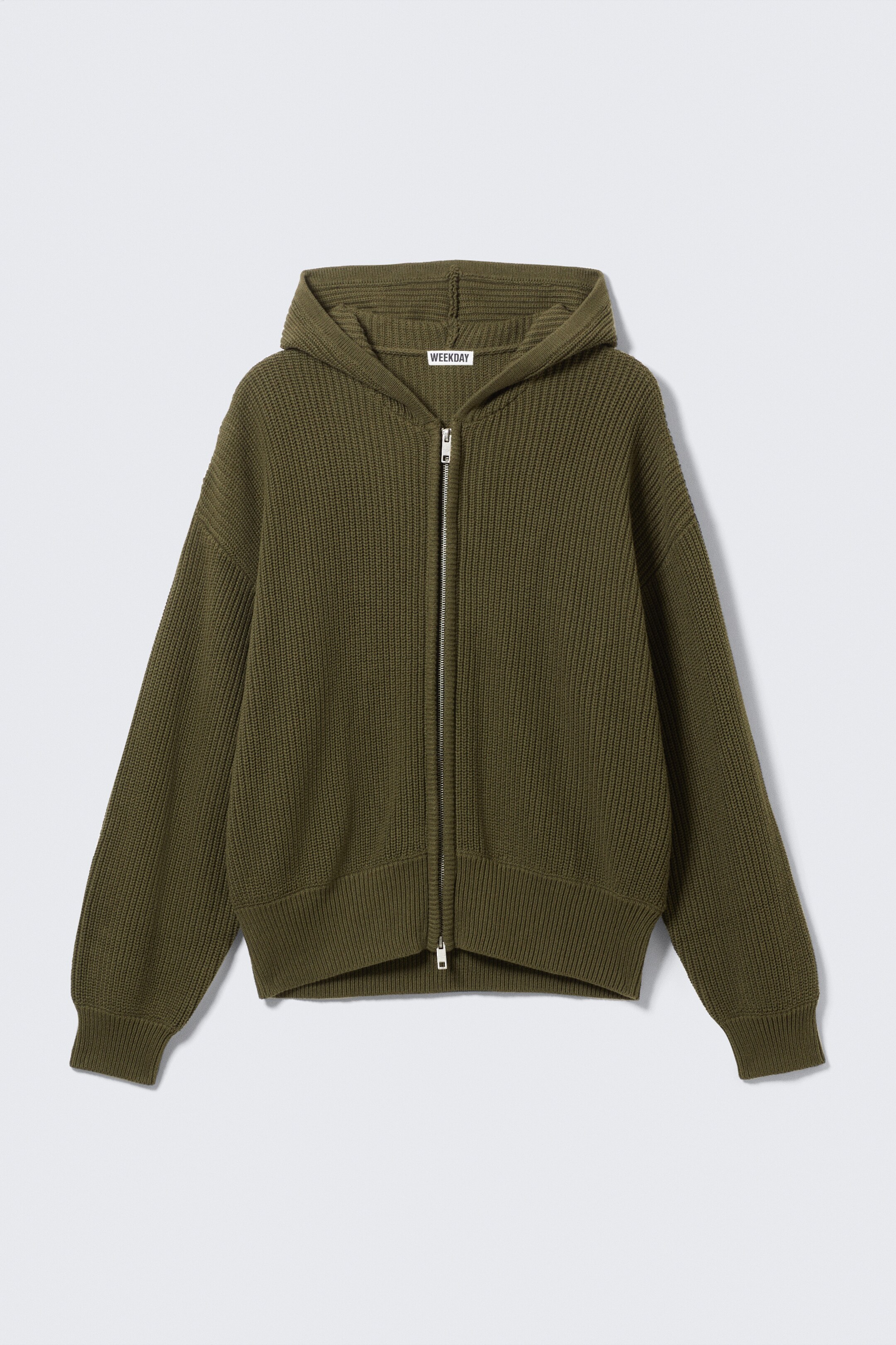 Grotere afbeelding bekijken: Een olijfgroene ribgebreide hoodie met een voorkant wordt getoond. Het heeft een boxy pasvorm, een tweerichtingsrits aan de voorkant en geribde boorden en zoom.