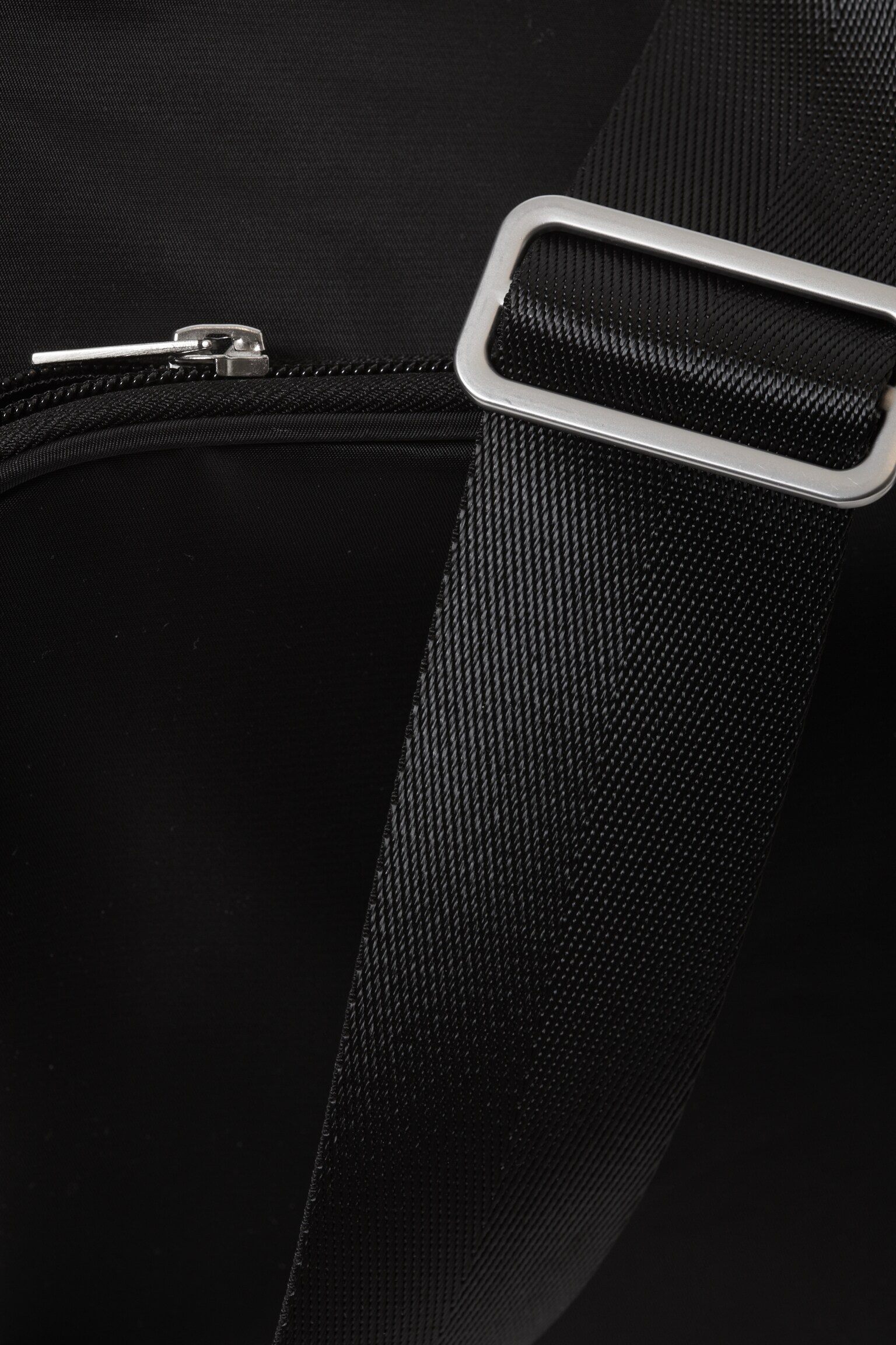 Sportig nylon-crossbodyväska med passpoal - Svart - 5