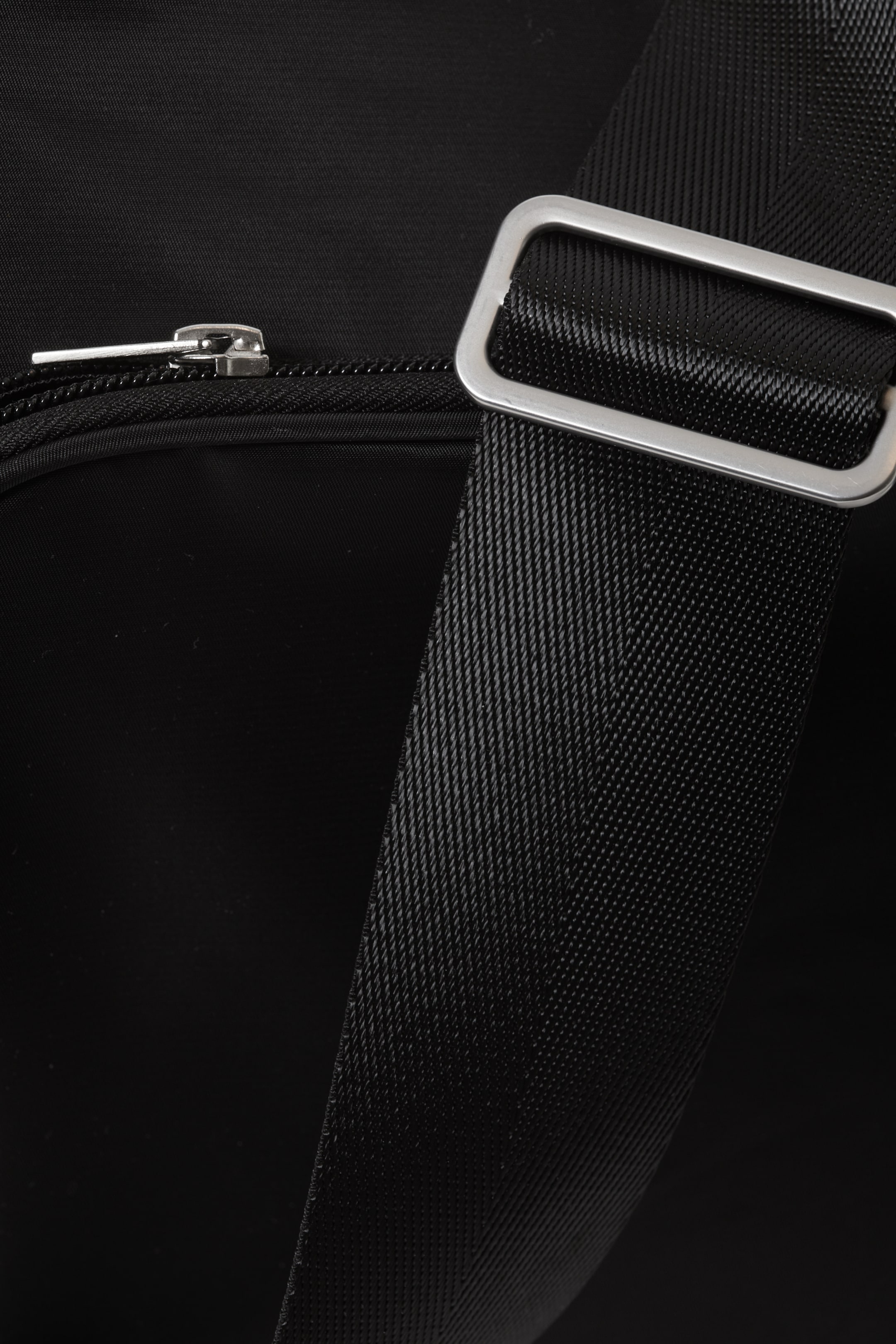 Grösseres Bild ansehen: Sportliche Crossbody-Bag aus Nylon mit Paspeln - Schwarz - DAMEN | H&M CH 5
