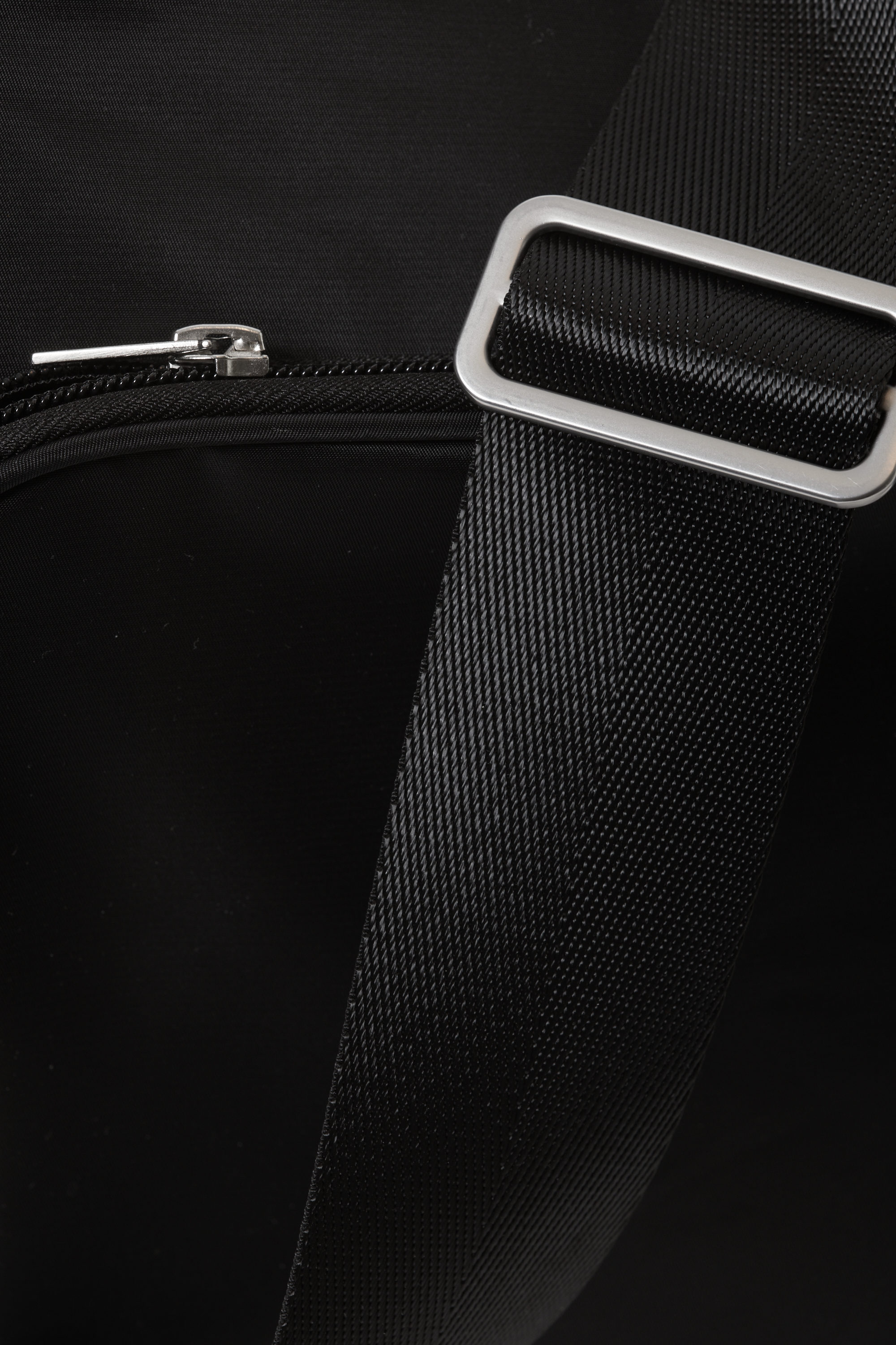 Schwarz - Sportliche Crossbody-Bag aus Nylon mit Paspeln - 4