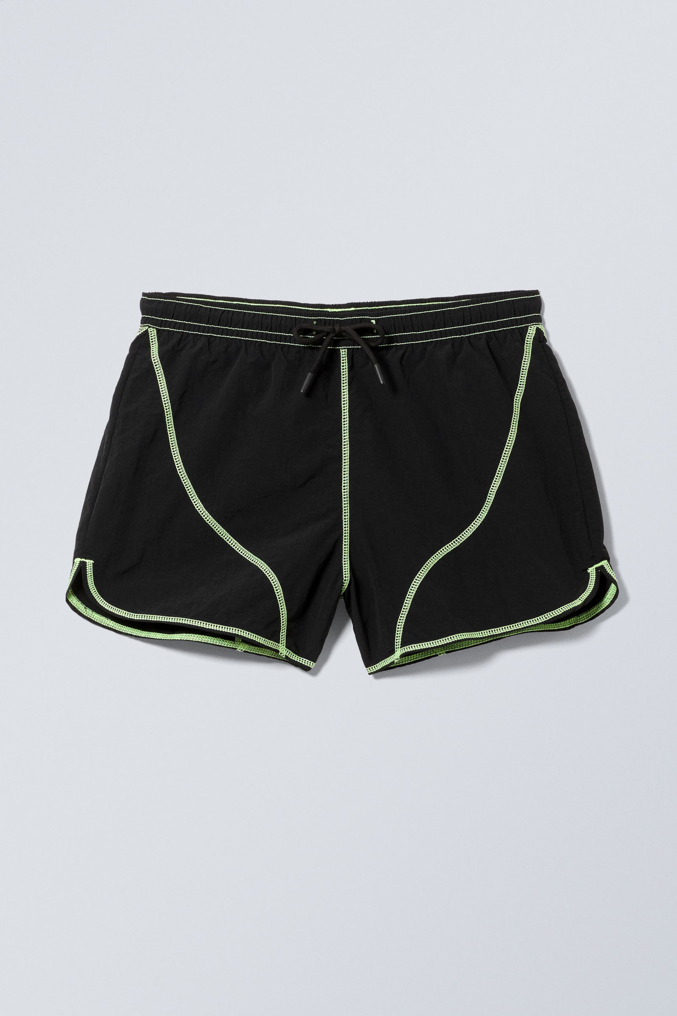 Svart med gröna sömmar - Medellånga badshorts med sömdetaljer - 1