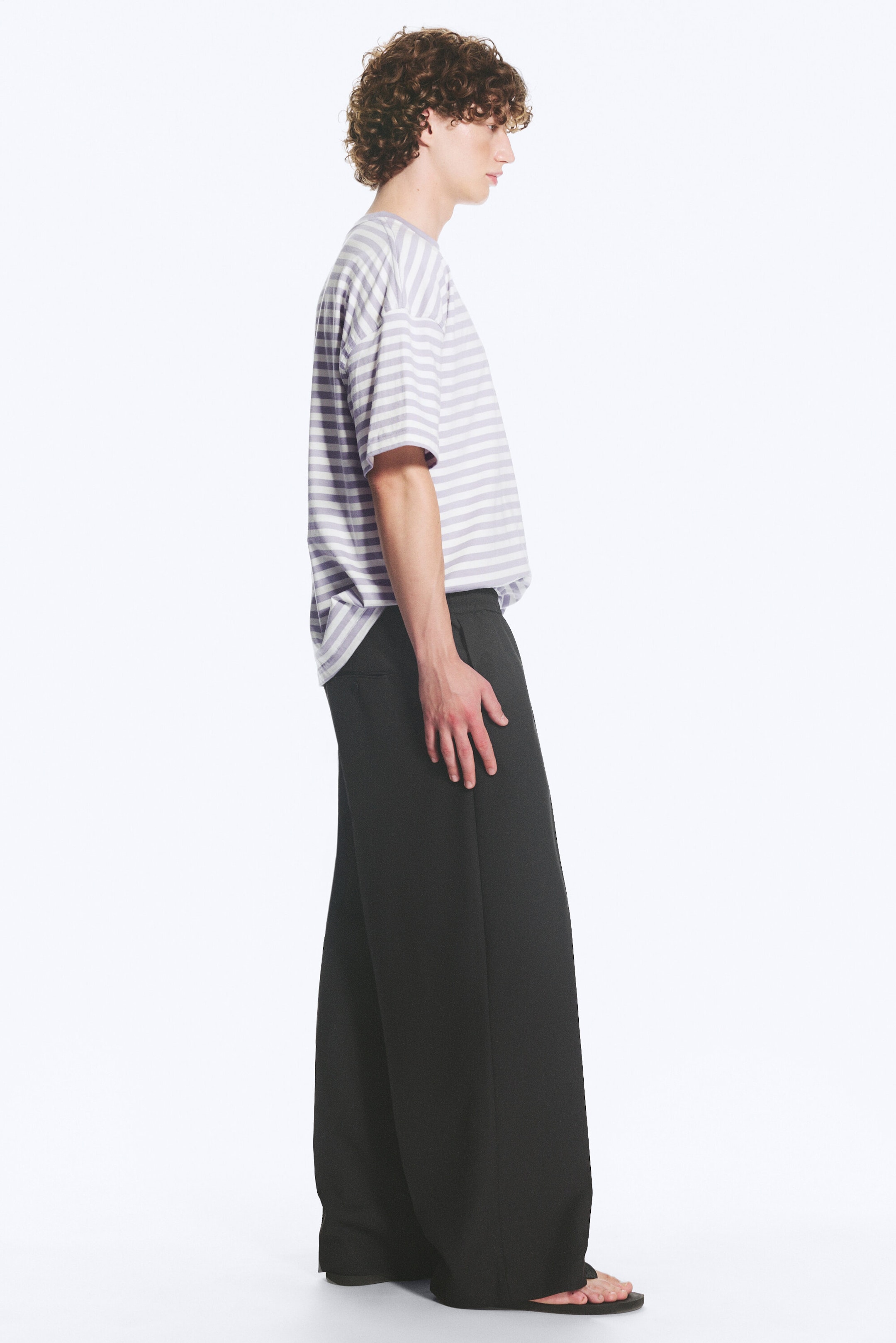 Zwart - Ruimvallende wijde pantalon met plooien - 2