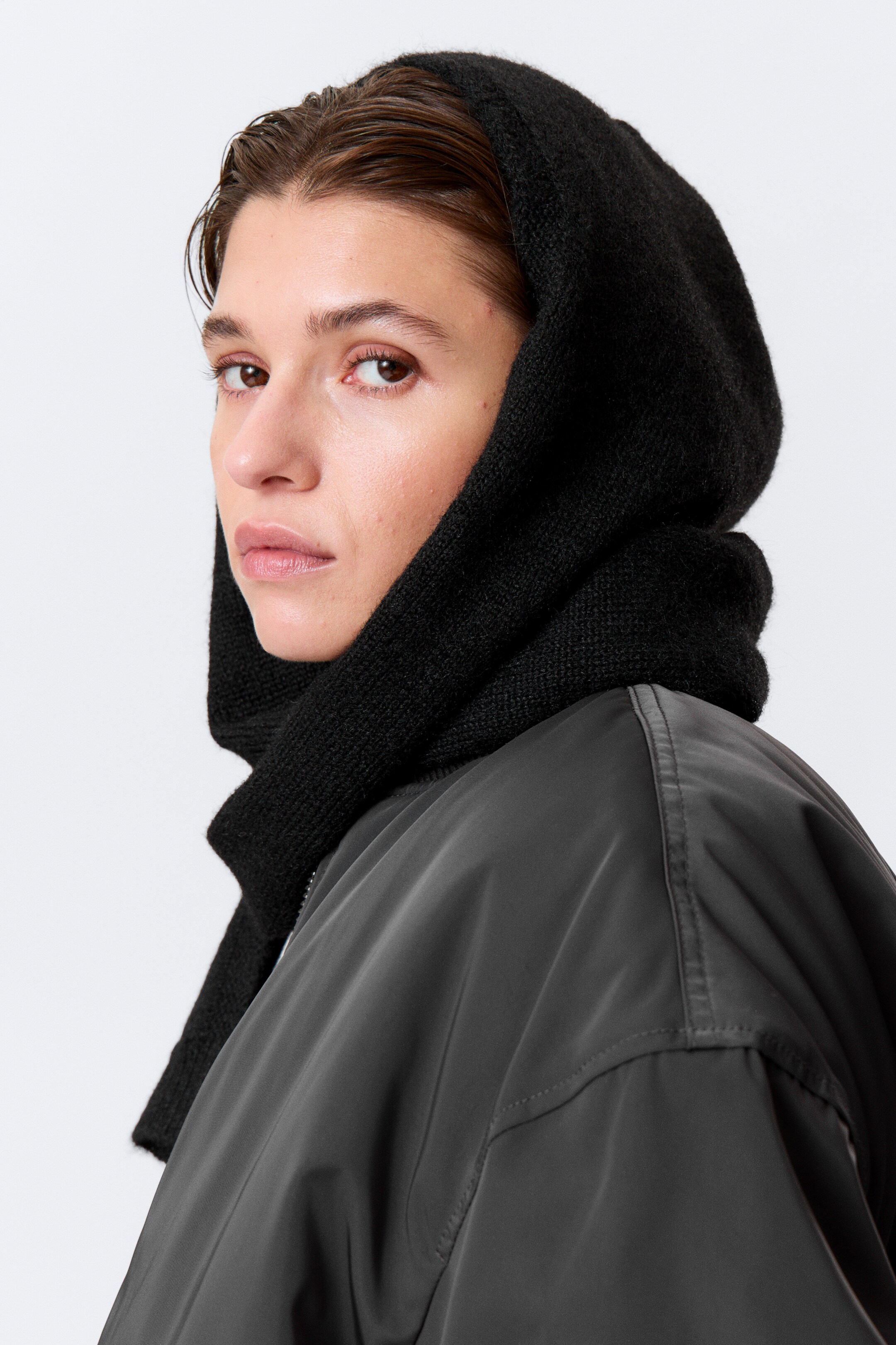 Visa större bild: Stickad huva med knytband - Svart - DAM | H&M FI 1