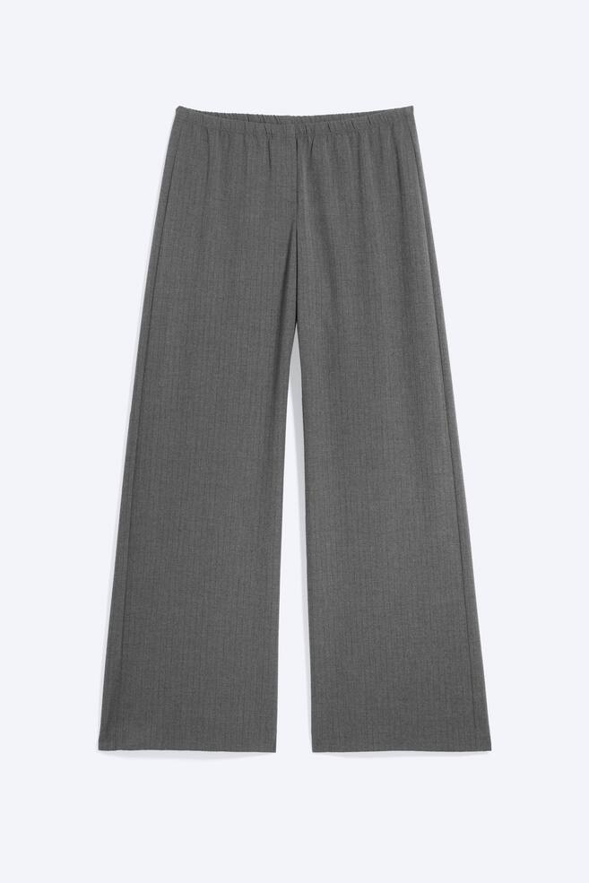 Eine graue Anzughose, von vorn dargestellt, mit gerafftem, elastischem Bund und sauberer Mock-Leiste. Die Hose fÃ¤llt gerade am Bein entlang und zeigt eine dezente, feine vertikale Struktur. - 1