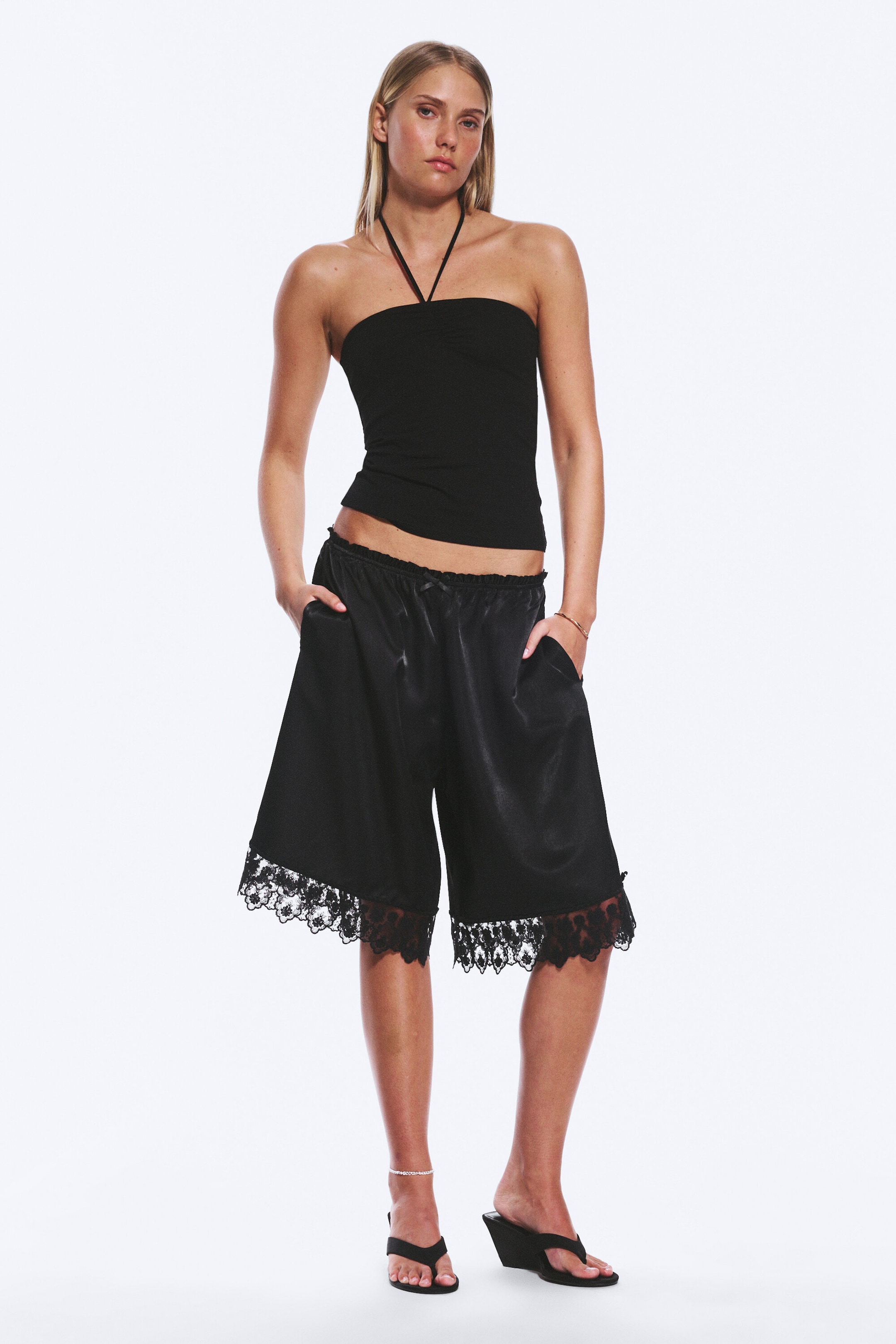 Schwarz - Satin-Shorts mit Spitze - 1